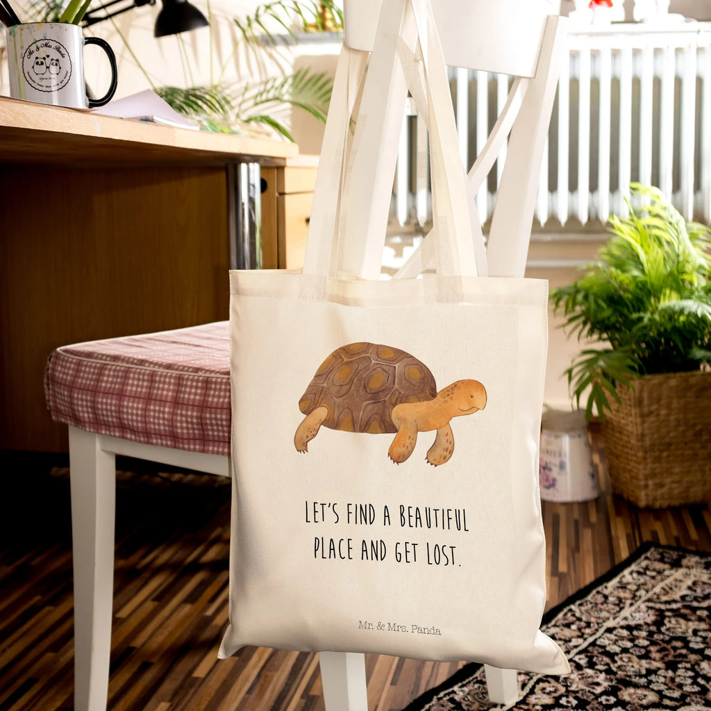 Tragetasche Schildkröte Marschieren dokumententasche, Jutetasche, henkeltasche baumwolle, Stoff-Tragetasche, Henkeltasche, totebag, Freizeittasche, Schultasche, Beutel, Tasche, Schulbeutel, umhängetasche baumwolle, Jutebeutel, Einkaufstasche, festivaltasche, Shopping Tasche, umhängebeutel, canvas tasche, Tote Bag, universaltasche, Baumwoll-Shopper, Baumwollbeutel, einkaufsshopper, Einkaufsbeutel, Büchertasche, campus tasche, Tüte, Uni Tasche, schultertasche baumwolle, Baumwoll-Tragetasche, Schultertasche, stoff shopper, tragbeutel, tragetasche baumwolle, Stofftasche, Unitasche, schulterbeutel, Alltagstasche, Shopper, Umhängetasche, Laptoptasche, textiltasche, beutel baumwolle, festival tasche, baumwoll shopper, Stoffbeutel, Einkaufstüte, freizeitbeutel, stofftasche baumwolle, tasche baumwolle, textilbeutel, einkaufstasche baumwolle, studententasche, Baumwolltasche, Tragetasche, Strandtasche, Urlaub, Meerestiere, Meer, Neustart, Motivation, Get Lost, Abenteuer, Reiselust, Schildkröten, Inspiration, Schildkröte, Lieblingsmensch