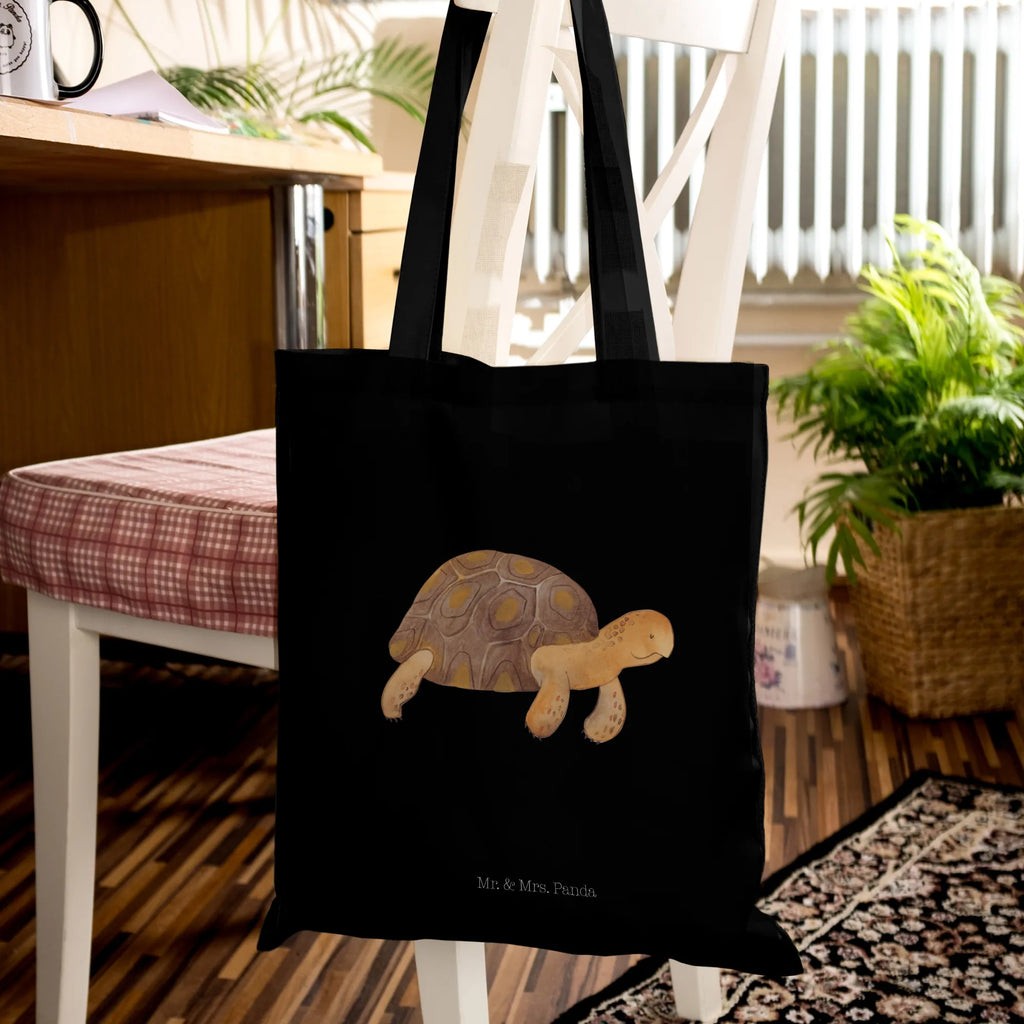 Tragetasche Schildkröte Marschieren dokumententasche, Jutetasche, henkeltasche baumwolle, Stoff-Tragetasche, Henkeltasche, totebag, Freizeittasche, Schultasche, Beutel, Tasche, Schulbeutel, umhängetasche baumwolle, Jutebeutel, Einkaufstasche, festivaltasche, Shopping Tasche, umhängebeutel, canvas tasche, Tote Bag, universaltasche, Baumwoll-Shopper, Baumwollbeutel, einkaufsshopper, Einkaufsbeutel, Büchertasche, campus tasche, Tüte, Uni Tasche, schultertasche baumwolle, Baumwoll-Tragetasche, Schultertasche, stoff shopper, tragbeutel, tragetasche baumwolle, Stofftasche, Unitasche, schulterbeutel, Alltagstasche, Shopper, Umhängetasche, Laptoptasche, textiltasche, beutel baumwolle, festival tasche, baumwoll shopper, Stoffbeutel, Einkaufstüte, freizeitbeutel, stofftasche baumwolle, tasche baumwolle, textilbeutel, einkaufstasche baumwolle, studententasche, Baumwolltasche, Tragetasche, Strandtasche, Urlaub, Meerestiere, Meer, Neustart, Motivation, Get Lost, Abenteuer, Reiselust, Schildkröten, Inspiration, Schildkröte, Lieblingsmensch