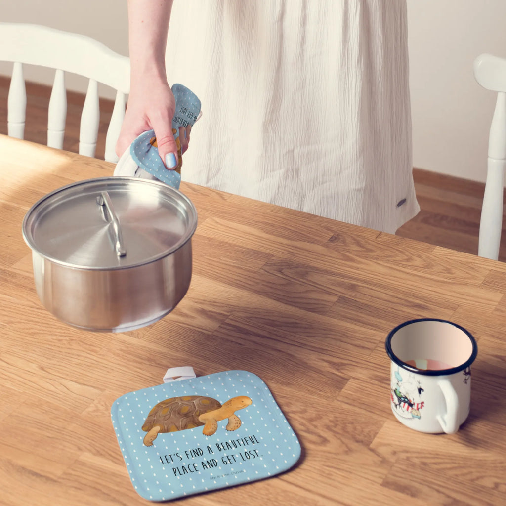 2er Set Topflappen  Schildkröte Marschieren Ofenhandschuh, Topfuntersetzer, Topflappenset, Topfhandschuh, Topflappen 2er Set, Schöne Topflappen, Topflappen Set, Topfhandschuhe, Topflappen mit Spruch, Ofenhandschuhe, Topflappen, Topflappen lustig, Meerestiere, Meer, Urlaub, get lost, Motivation, Inspiration, Schildkröten, Neustart, Lieblingsmensch, Reiselust, Schildkröte, Abenteuer