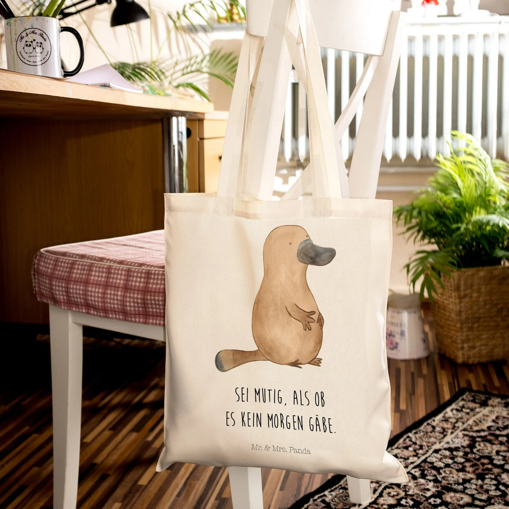 Tote bag platypus courage Einkaufstüte, stoff shopper, baumwoll shopper, dokumententasche, tragbeutel, umhängetasche baumwolle, textilbeutel, Tragetasche, Einkaufstasche, Baumwoll-Tragetasche, Umhängetasche, Strandtasche, studententasche, Uni Tasche, Stoffbeutel, Tote Bag, universaltasche, Shopping Tasche, Schultasche, campus tasche, Beutel, Alltagstasche, Stoff-Tragetasche, beutel baumwolle, tragetasche baumwolle, henkeltasche baumwolle, totebag, Henkeltasche, Einkaufsbeutel, Baumwolltasche, Baumwollbeutel, tasche baumwolle, Unitasche, schultertasche baumwolle, schulterbeutel, einkaufsshopper, einkaufstasche baumwolle, Freizeittasche, Schultertasche, textiltasche, Jutetasche, festival tasche, Laptoptasche, umhängebeutel, Tasche, Tüte, Jutebeutel, Stofftasche, festivaltasche, Büchertasche, stofftasche baumwolle, canvas tasche, Baumwoll-Shopper, Schulbeutel, Shopper, freizeitbeutel, Meer, Urlaub, Meerestiere, Arbeit, Mut, Neuanfang, Schnabeltiere, Neustart, Training, mutig, Raodtrip, Weltreise, Lebensweisheit, Motivation, Büro, Schnabeltier