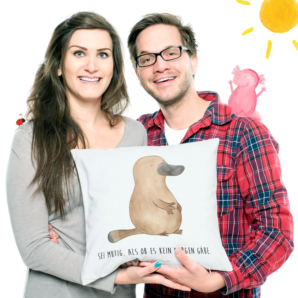 40x40 Kissen Schnabeltier Mut zier kissen, zierkissen 40x40, Polsterkissen, couch kissen, Motivkissen, 40x40 kissen, kissen für couch, kissen für sofa, kissen mikrofaser, microfaser sofakissen, Kissen 40x40, Dekokissen Sofa, kuschel kissen, Kopfkissen, Dekokissen, Dekokissen 40x40, sofa kissen, microfaser dekokissen, wurfkissen, Couchkissen, deko kissen, wohnzimmer kissen, 40 X 40 Kissen, Zierkissen, couchkissen 40x40, kuschelkissen 40x40, Mikrofaser Kissen, microfaser zierkissen, Kuschelkissen, Kopfkissen 40x40, Kissen, kissen 40 x 40, Sofakissen 40x40, microfaser kopfkissen, Sofakissen, Urlaub, Meer, Meerestiere, Arbeit, Lebensweisheit, Weltreise, Büro, Neustart, Training, Motivation, Schnabeltiere, mutig, Mut, Raodtrip, Neuanfang, Schnabeltier