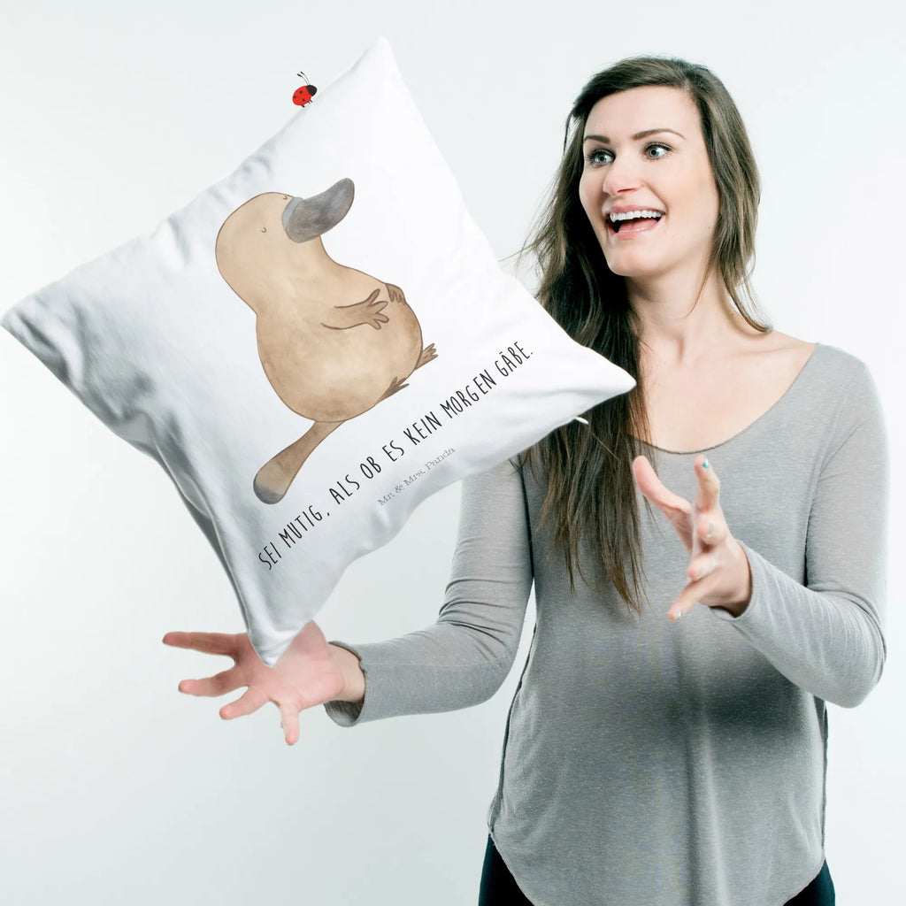 40x40 Kissen Schnabeltier Mut zier kissen, zierkissen 40x40, Polsterkissen, couch kissen, Motivkissen, 40x40 kissen, kissen für couch, kissen für sofa, kissen mikrofaser, microfaser sofakissen, Kissen 40x40, Dekokissen Sofa, kuschel kissen, Kopfkissen, Dekokissen, Dekokissen 40x40, sofa kissen, microfaser dekokissen, wurfkissen, Couchkissen, deko kissen, wohnzimmer kissen, 40 X 40 Kissen, Zierkissen, couchkissen 40x40, kuschelkissen 40x40, Mikrofaser Kissen, microfaser zierkissen, Kuschelkissen, Kopfkissen 40x40, Kissen, kissen 40 x 40, Sofakissen 40x40, microfaser kopfkissen, Sofakissen, Urlaub, Meer, Meerestiere, Arbeit, Lebensweisheit, Weltreise, Büro, Neustart, Training, Motivation, Schnabeltiere, mutig, Mut, Raodtrip, Neuanfang, Schnabeltier