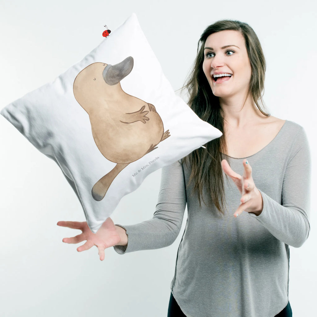 40x40 Kissen Schnabeltier Mut zier kissen, zierkissen 40x40, Polsterkissen, couch kissen, Motivkissen, 40x40 kissen, kissen für couch, kissen für sofa, kissen mikrofaser, microfaser sofakissen, Kissen 40x40, Dekokissen Sofa, kuschel kissen, Kopfkissen, Dekokissen, Dekokissen 40x40, sofa kissen, microfaser dekokissen, wurfkissen, Couchkissen, deko kissen, wohnzimmer kissen, 40 X 40 Kissen, Zierkissen, couchkissen 40x40, kuschelkissen 40x40, Mikrofaser Kissen, microfaser zierkissen, Kuschelkissen, Kopfkissen 40x40, Kissen, kissen 40 x 40, Sofakissen 40x40, microfaser kopfkissen, Sofakissen, Urlaub, Meer, Meerestiere, Arbeit, Lebensweisheit, Weltreise, Büro, Neustart, Training, Motivation, Schnabeltiere, mutig, Mut, Raodtrip, Neuanfang, Schnabeltier