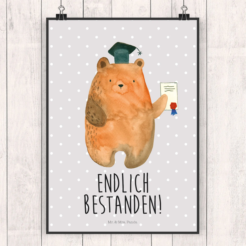 Poster Bär Prüfung kunst für die wand, Wandschmuck, Wandbild, Bild für Wand, Wanddekoration, kunstposter, wandkunst, Designposter, wanddeko, Plakat, grafikposter, Wandposter, Poster, Kunstdruck, Bild, Mr. & Mrs. Panda Poster, kunstdruck poster, Deko Bild, Posterdruck, Wanddeko Bild, wanddruck, drucke, Teddybär, Bär, Teddy, Zeugnis, Abschluss, Prüfung Bestanden, Prüfungen, Abitur, Abschlusszeugnis