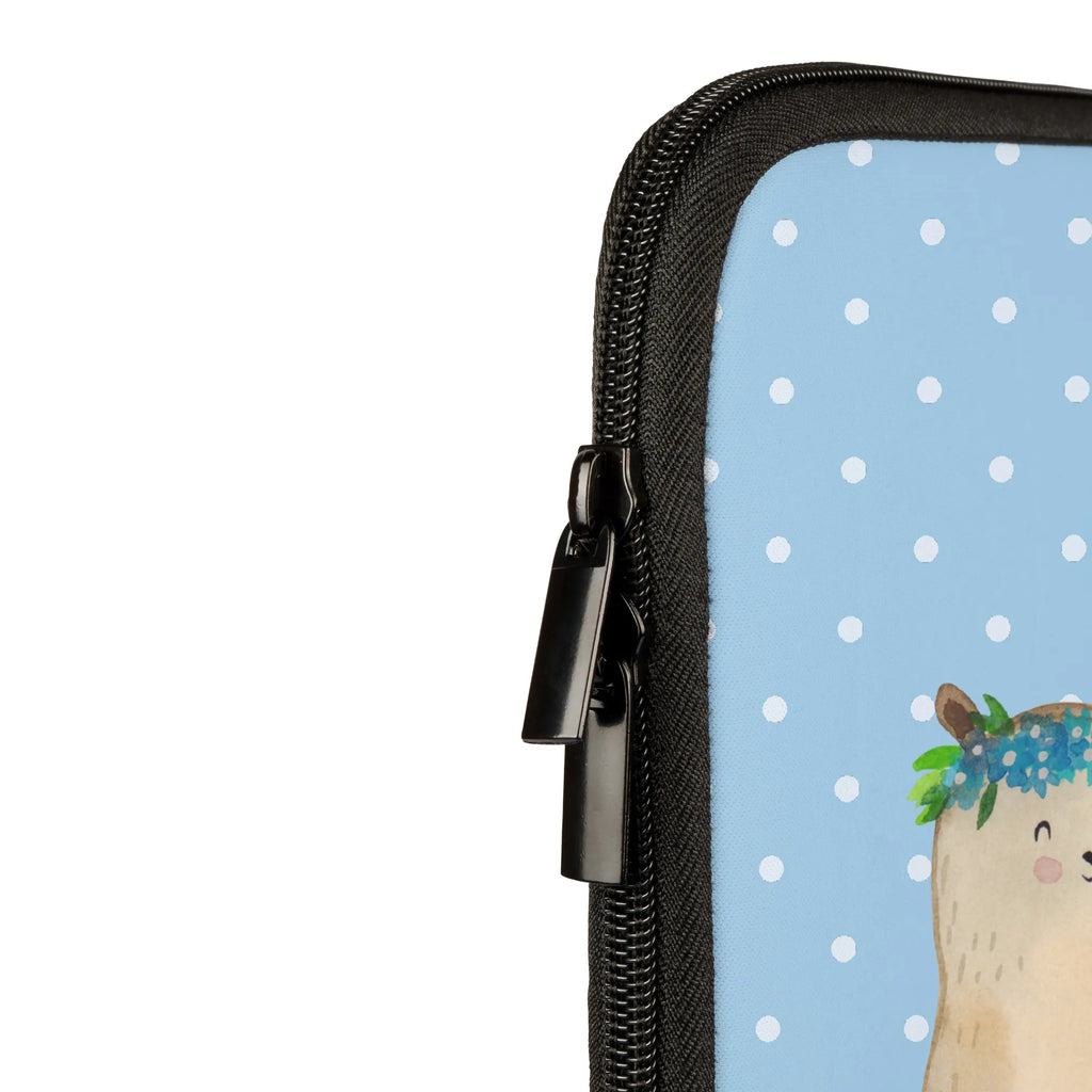 Notebook Tasche Bären mit Blumenkranz Laptophülle, Notebook-Tasche Für 17 Zoll, Laptop-Umhängetasche, Notebook-Tasche Vintage, Notebook-Tasche Minimalistisch, Notebook-Tasche Büro, Notebook-Tasche Mit Tragegriff, Laptop-Hülle, Laptop-Case, Notebook-Umhängetasche, Notebook-Tasche Business, ChatGPT:<br />Notebooktasche, Notebook-Tasche Ergonomisch, Notebook-Aktentasche, Notebook-Tasche Mit Reißverschluss, Notebook-Tasche Klassisch, Notebook-Querträger, Notebookhülle, Notebook-Tasche Wasserfest, Notebook-Tasche Für Damen, Notebook-Case, Notebook-Tasche Mit Zubehörfach, Notebook-Tasche Leicht, Notebook-Tasche Aus Leder, Notebook-Tasche Rucksackstil, Notebook-Tasche Casual, Notebook-Rucksack, Notebook-Tasche Modern, Laptop-Aktentasche, Notebook-Tasche Reisegeeignet, Notebook-Tasche Für 13 Zoll, Laptop-Rucksack, Laptop-Messenger-Bag, Notebook-Tasche Aus Canvas, Notebook-Tasche Mit Organizer, Notebook-Tasche Mit Schultergurt, Notebook-Tasche Aus Nylon, Notebook-Sleeve, Laptop-Sleeve, Notebook-Tasche Slim, Notebook-Tasche Studenten, Notebook-Tasche Für 15 Zoll, Notebook-Tasche Gepolstert, Notebook-Tasche Aus Neopren, Notebook-Tasche Für Herren, Laptoptasche, Notebook-Tasche Robust, Mama, Muttertag, Papa, Oma, Opa, Familie, Schwester, Bruder, Vatertag, Töchter, Mutti, Tochter, Family, Weltbeste Mama, Lieblingsmensch, Bären, Kind, Mutter, Bär, Lieblingsmama, Geschenk Mama. Muttertag, Beste Mutter, Vorbild, Mami, Kinder