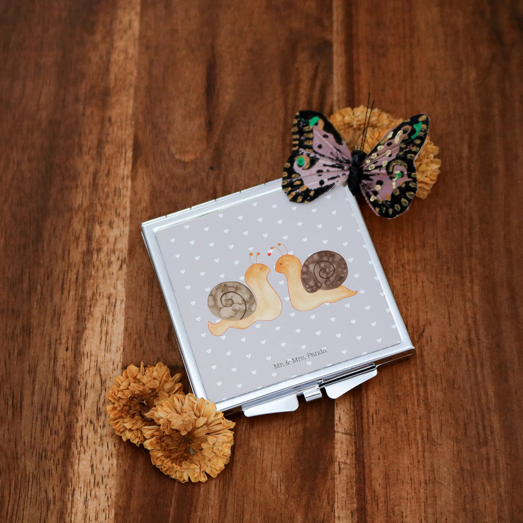 Handtaschenspiegel quadratisch Schnecken Liebe Taschen-Kosmetikspiegel, Kompaktspiegel, Runder Taschenspiegel, Spiegel Für Make-Up Tasche, Kosmetikspiegel Klein, Klappspiegel, Spiegel Für Handtasche, Design Taschenspiegel, Spiegel Für Unterwegs, Handspiegel Für Damen, Klappbarer Handspiegel, Klappbarer Taschenspiegel, Tragbarer Spiegel, Quadratischer Handspiegel, Reise Spiegel, Spiegel Für Schminktasche, Handspiegel Mit Hülle, Deko Handspiegel, Handtaschenspiegel, Mini Spiegel, Schminkspiegel Kompakt, Taschenspiegel, Handspiegel Geschenkidee, Schminkspiegel To Go, Vintage Kompaktspiegel, Handspiegel Zum Mitnehmen, Liebe, Partner, Freund, Freundin, Ehemann, Ehefrau, Heiraten, Verlobung, Heiratsantrag, Liebesgeschenk, Jahrestag, Hocheitstag