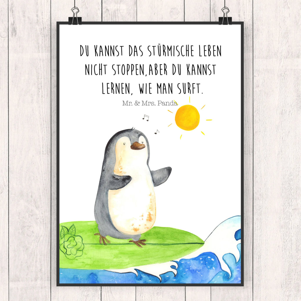 Poster Pinguin Surfer Wanddeko, Wanddekoration, Handgemaltes Poster, Kinderposter, Designposter, Raumdekoration, Poster, Bild, Küchenposter, Posterdruck, Wanddeko Bild, Kunstdruck, Wandposter, Mr. & Mrs. Panda Poster, Pinguin, Surfer, Urlaub, Portugal, surfen, Wellen, Hawaii, Pinguine, Wellen reiten