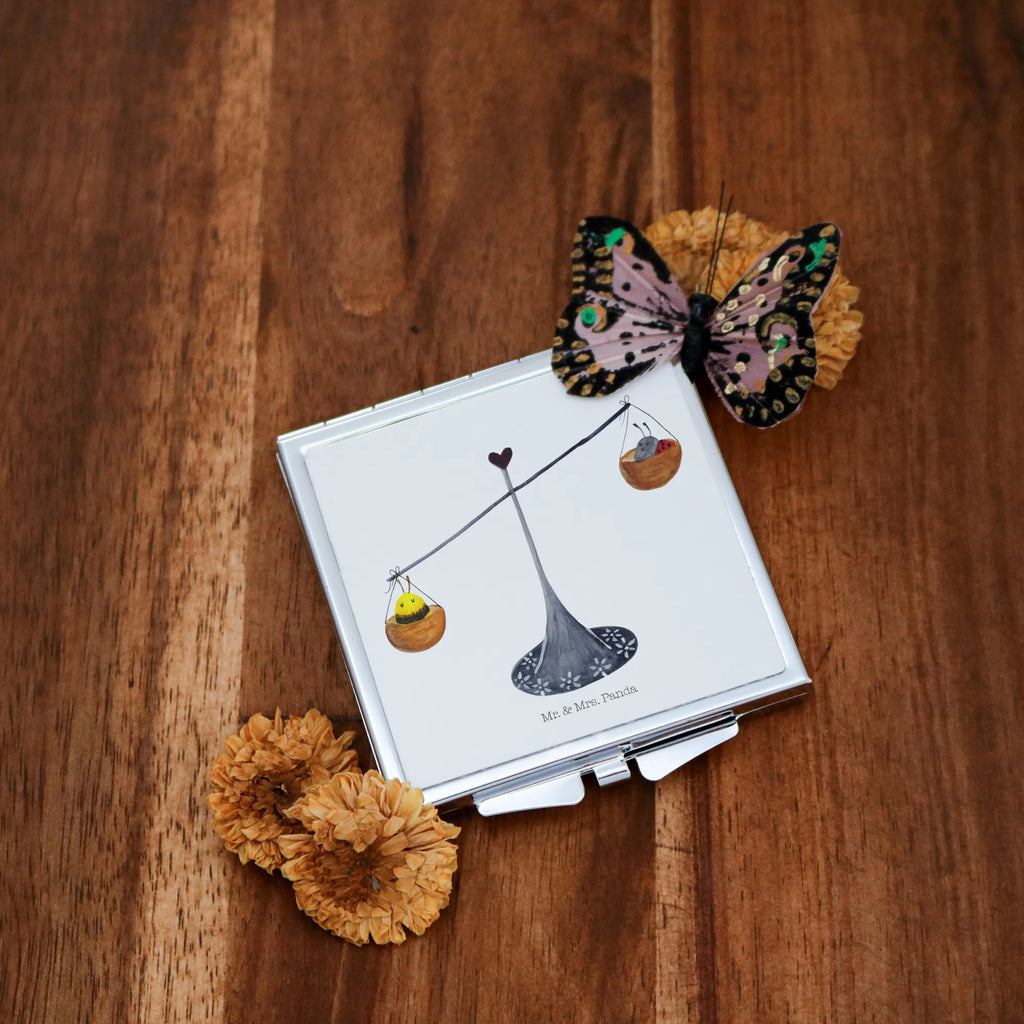Kwadratowe lusterko do torebki Znak zodiaku waga Runder Taschenspiegel, Design Taschenspiegel, Schminkspiegel Kompakt, Mini Spiegel, Tragbarer Spiegel, Kompaktspiegel, Handspiegel Zum Mitnehmen, Handspiegel Mit Hülle, Taschen-Kosmetikspiegel, Schminkspiegel To Go, Klappbarer Taschenspiegel, Handspiegel Geschenkidee, Spiegel Für Schminktasche, Deko Handspiegel, Taschenspiegel, Reise Spiegel, Handtaschenspiegel, Spiegel Für Handtasche, Kosmetikspiegel Klein, Spiegel Für Unterwegs, Klappspiegel, Silber, Handspiegel Für Damen, Klappbarer Handspiegel, Quadratischer Handspiegel, Vintage Kompaktspiegel, Spiegel Für Make-Up Tasche, Sternzeichen, Tierkreiszeichen, Horoskop, Astrologie, Aszendent, Hummel, Waage, Waage Sternzeichen, Geschenk Oktober, Geburtstag Oktober, Geburtstag September, Geschenk September, Marienkäfer, Gleichgewicht, Biene, Waage Geschenk