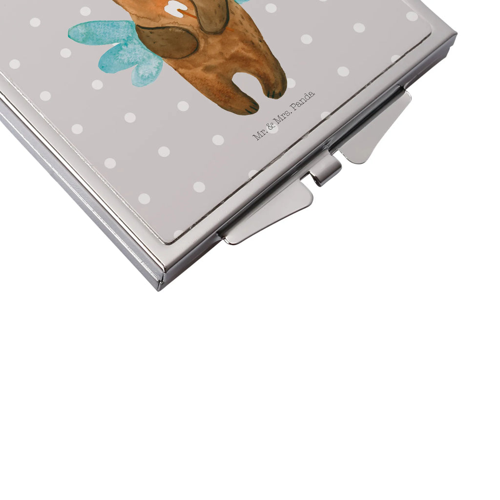 Handtaschenspiegel quadratisch Bär Zahnfee Design Taschenspiegel, Tragbarer Spiegel, Kompaktspiegel, Mini Spiegel, Schminkspiegel To Go, Spiegel Für Schminktasche, Quadratischer Handspiegel, Spiegel Für Make-Up Tasche, Schminkspiegel Kompakt, Handspiegel Für Damen, Runder Taschenspiegel, Handspiegel Mit Hülle, Spiegel Für Unterwegs, Kosmetikspiegel Klein, Klappspiegel, Klappbarer Handspiegel, silber, Klappbarer Taschenspiegel, Vintage Kompaktspiegel, Handspiegel Zum Mitnehmen, Handspiegel Geschenkidee, Reise Spiegel, Handtaschenspiegel, Deko Handspiegel, Taschenspiegel, Spiegel Für Handtasche, Taschen-Kosmetikspiegel, Teddy, Bär, Teddybär, Zahnfee, Fee, Erster Zahn, Milchzahn