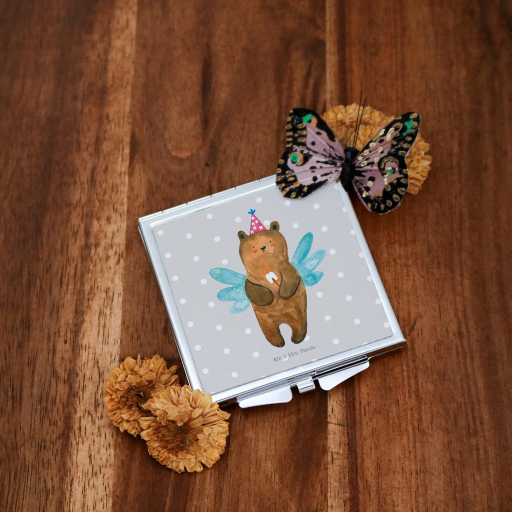Handtaschenspiegel quadratisch Bär Zahnfee Design Taschenspiegel, Tragbarer Spiegel, Kompaktspiegel, Mini Spiegel, Schminkspiegel To Go, Spiegel Für Schminktasche, Quadratischer Handspiegel, Spiegel Für Make-Up Tasche, Schminkspiegel Kompakt, Handspiegel Für Damen, Runder Taschenspiegel, Handspiegel Mit Hülle, Spiegel Für Unterwegs, Kosmetikspiegel Klein, Klappspiegel, Klappbarer Handspiegel, silber, Klappbarer Taschenspiegel, Vintage Kompaktspiegel, Handspiegel Zum Mitnehmen, Handspiegel Geschenkidee, Reise Spiegel, Handtaschenspiegel, Deko Handspiegel, Taschenspiegel, Spiegel Für Handtasche, Taschen-Kosmetikspiegel, Teddy, Bär, Teddybär, Zahnfee, Fee, Erster Zahn, Milchzahn