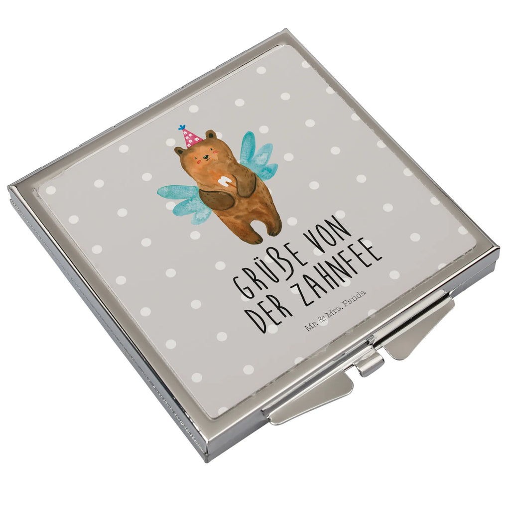 Handtaschenspiegel quadratisch Bär Zahnfee Design Taschenspiegel, Tragbarer Spiegel, Kompaktspiegel, Mini Spiegel, Schminkspiegel To Go, Spiegel Für Schminktasche, Quadratischer Handspiegel, Spiegel Für Make-Up Tasche, Schminkspiegel Kompakt, Handspiegel Für Damen, Runder Taschenspiegel, Handspiegel Mit Hülle, Spiegel Für Unterwegs, Kosmetikspiegel Klein, Klappspiegel, Klappbarer Handspiegel, silber, Klappbarer Taschenspiegel, Vintage Kompaktspiegel, Handspiegel Zum Mitnehmen, Handspiegel Geschenkidee, Reise Spiegel, Handtaschenspiegel, Deko Handspiegel, Taschenspiegel, Spiegel Für Handtasche, Taschen-Kosmetikspiegel, Teddy, Bär, Teddybär, Zahnfee, Fee, Erster Zahn, Milchzahn