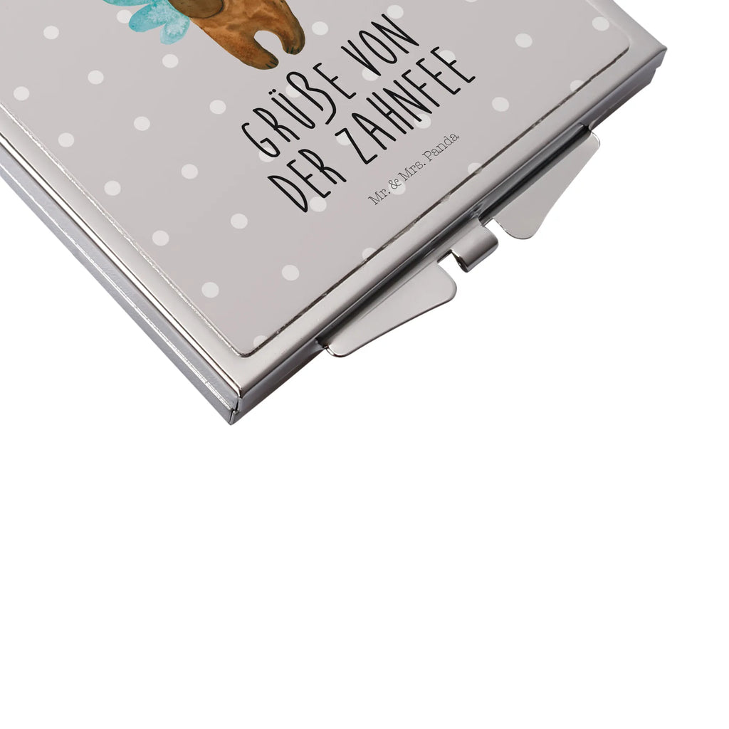 Handtaschenspiegel quadratisch Bär Zahnfee Design Taschenspiegel, Tragbarer Spiegel, Kompaktspiegel, Mini Spiegel, Schminkspiegel To Go, Spiegel Für Schminktasche, Quadratischer Handspiegel, Spiegel Für Make-Up Tasche, Schminkspiegel Kompakt, Handspiegel Für Damen, Runder Taschenspiegel, Handspiegel Mit Hülle, Spiegel Für Unterwegs, Kosmetikspiegel Klein, Klappspiegel, Klappbarer Handspiegel, silber, Klappbarer Taschenspiegel, Vintage Kompaktspiegel, Handspiegel Zum Mitnehmen, Handspiegel Geschenkidee, Reise Spiegel, Handtaschenspiegel, Deko Handspiegel, Taschenspiegel, Spiegel Für Handtasche, Taschen-Kosmetikspiegel, Teddy, Bär, Teddybär, Zahnfee, Fee, Erster Zahn, Milchzahn