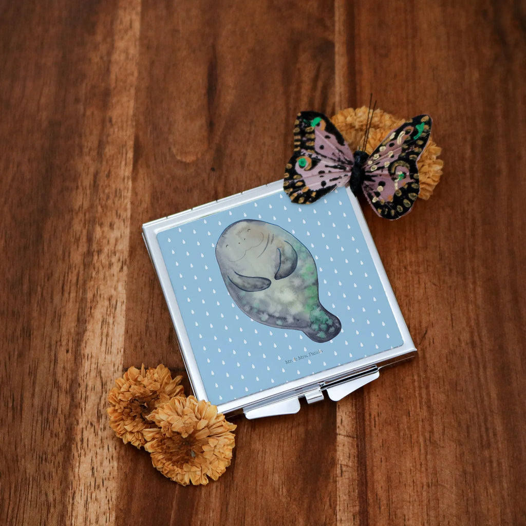 Handtaschenspiegel quadratisch Seekuh Happy Tragbarer Spiegel, Schminkspiegel To Go, Deko Handspiegel, Vintage Kompaktspiegel, Handspiegel Für Damen, Taschen-Kosmetikspiegel, Klappbarer Handspiegel, Spiegel Für Unterwegs, Spiegel Für Make-Up Tasche, Handspiegel Mit Hülle, Quadratischer Handspiegel, Reise Spiegel, Spiegel Für Schminktasche, Handspiegel Zum Mitnehmen, Runder Taschenspiegel, Silber, Design Taschenspiegel, Taschenspiegel, Klappspiegel, Schminkspiegel Kompakt, Handspiegel Geschenkidee, Klappbarer Taschenspiegel, Spiegel Für Handtasche, Handtaschenspiegel, Kosmetikspiegel Klein, Mini Spiegel, Kompaktspiegel, Meer, Urlaub, Meerestiere, Zufrieden, Neuanfang, Seekühe, Neustart, Freundin, Seekuh, Liebeskummer, Achtsamkeit, Respekt, Selbstliebe