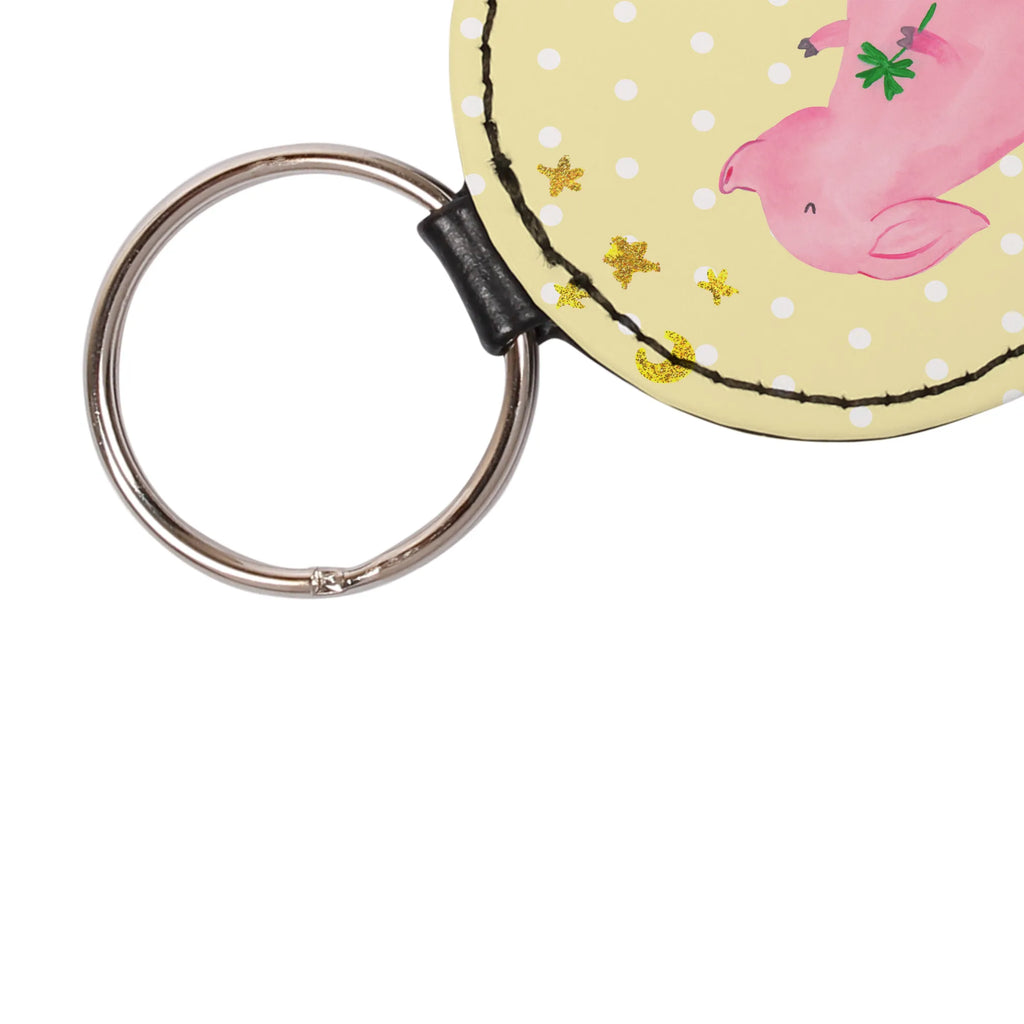 Okrągły brelok świnia Szczęście Schlüsselanhänger Für Damen, Schlüsselanhänger Nachhaltig, Schlüsselanhänger Geschenk, Schlüsselanhänger Geburtstag, Schlüsselaccessoire, Schlüsselanhänger Schlüssel, Schlüsselanhänger, Schlüsselanhänger Lustig, Schlüsselhalter, Schlüsselanhänger Niedlich, Schlüsselanhänger Handgemacht, Schlüsselanhänger Klassisch, Schlüsselanhänger Tiermotiv, Schlüsselanhänger Kunststoff, Schlüsselring, Schlüsselanhänger Filz, Schlüsselanhänger Leder, Schlüsselanhänger Für Herren, Schlüsselanhänger Personalisierbar, Schlüsselanhänger Metall, Schlüsselanhänger Elegant, Schlüsselanhänger Herz, Schlüsselband, Schlüsselanhänger Modern, Schlüsselanhänger Holz, Schlüsselanhänger Mit Foto, Schlüsselanhänger Mit Motiv, Schlüsselanhänger Haus, Schlüsselanhänger Freundschaft, Schlüsselanhänger Mit Gravur, Schlüsselanhänger Bunt, Schlüsselanhänger Mit Spruch, Schlüsselanhänger Stoff, Schlüsselanhänger Partner, Schlüsselanhänger Mit Namen, Schlüsselanhänger Für Paare, Schlüsselanhänger Auto, Schlüsselanhänger Für Kinder, Schlüsselanhänger Liebe, Tiermotive, Gute Laune, lustige Sprüche, Tiere, Schweinchen, Glücksschwein. Glück, Schwein, Glücksbringer, Sterne, Träume, Sernchen, Ziele, Motivation