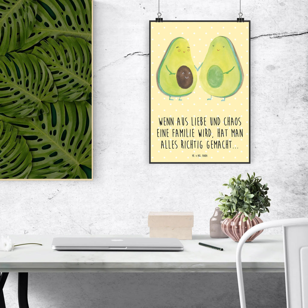 Poster Avocado Pärchen Küchenposter, Mr. & Mrs. Panda Poster, Raumdekoration, Designposter, Posterdruck, Poster, Kunstdruck, Wanddeko, Wanddekoration, Wanddeko Bild, Bild, Kinderposter, Handgemaltes Poster, Wandposter, Avocado, Veggie, Vegan, Gesund, Avocuddle, Babyparty, Geburt, Kinder, Avocados, Babyshower, Familie, Liebe, Schwangerschaft, Hochzeit