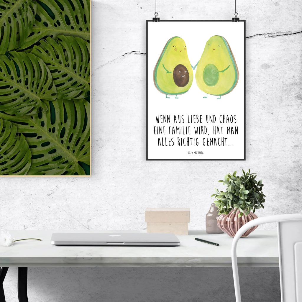 Poster Avocado Pärchen Küchenposter, Mr. & Mrs. Panda Poster, Raumdekoration, Designposter, Posterdruck, Poster, Kunstdruck, Wanddeko, Wanddekoration, Wanddeko Bild, Bild, Kinderposter, Handgemaltes Poster, Wandposter, Avocado, Veggie, Vegan, Gesund, Avocuddle, Babyparty, Geburt, Kinder, Avocados, Babyshower, Familie, Liebe, Schwangerschaft, Hochzeit