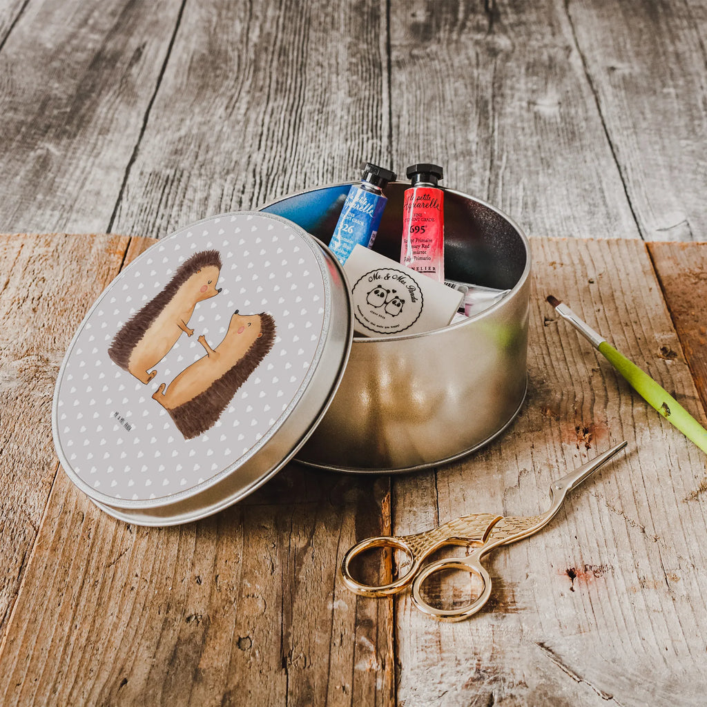 Blechdose rund Igel Liebe Geschenkdose, Metallbox, Blechdose, plätzchendose, geschenkdosen, Dose, blechdosen, runde keksdosen, Vorratsdosen, Keksdose, gebäckdosen, dosen, runde dosen, Vorratsdose, plätzchendosen, metalldosen, runde keksdose, Aufbewahrungsbox, runddosen, Blechdose Rund, runde blechdosen, Runde Dose, Metalldose, Metalldose Rund, metallboxen, Runde Blechdose, Aufbewahrungsdosen, gebäckdose, Aufbewahrungsdose, runddose, keksdosen, Freund, Freundin, Jahrestag, Liebesgeschenk, Verlobung, Ehefrau, Heiratsantrag, Heiraten, Hocheitstag, Ehemann, Partner, Liebe, Hochzeitstag, Verheiratet, Verlobt, Liebesbeweis, Hochzeit, Geschenk, Verliebt, Igel