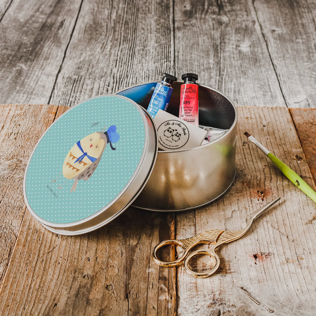 Blechdose rund Eule Matrose runddosen, Metalldose, metalldosen, runde keksdosen, Aufbewahrungsdosen, Dose, plätzchendose, Metalldose Rund, Blechdose, keksdosen, plätzchendosen, Runde Blechdose, runde keksdose, blechdosen, Blechdose Rund, dosen, Runde Dose, runddose, Vorratsdose, Aufbewahrungsdose, runde blechdosen, gebäckdosen, metallboxen, Metallbox, gebäckdose, Geschenkdose, Aufbewahrungsbox, geschenkdosen, Keksdose, runde dosen, Vorratsdosen, Eule, Eule Spruch, Wortspiel Lustig, Ehe, Owl, Freundin, Heimathafen, Eule Deko, Matrose, Hochzeitstag Geschenk, Seefahrer