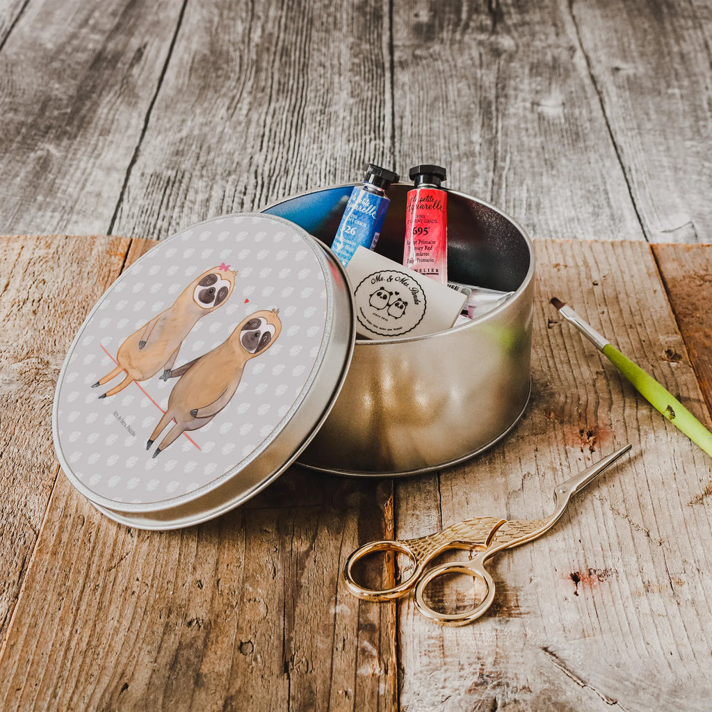 okrągła puszka z blachy leniwiec para Geschenkbox Rund Metall, Aufbewahrungsdose Rund Metall, Runde Dose Für Geschenk, Runde Dose Zum Selbstgestalten, Runde Blechdose Küche, Runde Dose Nostalgisch, Runde Dose Zum Befüllen, Metalldose Rund, Runde Dose Mit Deckel, Vorratsdose Rund Blech, Vorratsdose Aus Metall Rund, Dose Für Süßigkeiten Rund, Kleine Runde Blechdose, Dose Für Kekse Rund, Dose Rund Für Büro, Blechdose Mit Deckel Rund, Runde Blechdose Mit Motiv, Teedose Rund Metall, Große Runde Blechdose, Metalldose Mit Deckel, Runde Dose Bedruckt, Runde Dose Mit Liebevollem Design, Runde Dose Mit Klappdeckel, Dekodose Rund Metall, Blechdose Rund, Runde Dose Für Schmuck, Runde Blechdose, Runde Blechdose Mit Spruch, Dose Für Kleinkram Rund, Vintage Blechdose Rund, Runde Dose Für Haushalt, Runde Dose Aufbewahrung, Runde Dose Aus Blech, Runde Dose Für Bastelsachen, Faultier, Faultier Geschenk, Faultier Deko, gemeinsam, Faultierliebe, Faultiere, Pärchen, faul, Faultierpärchen, relaxen, Liebe, verliebt, Liebespaar, Langsamkeit, verlobt, Lieblingstier, Beziehung