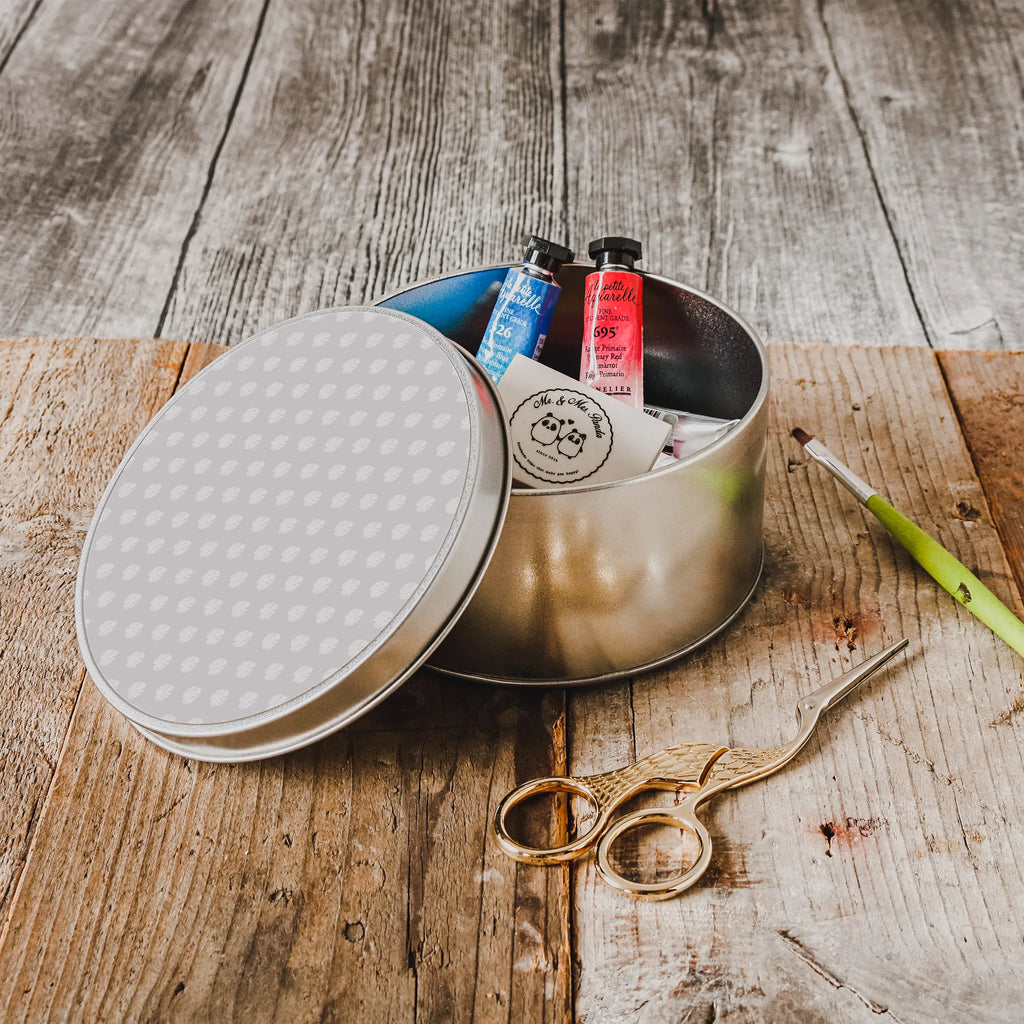 Round tin sloth Satisfied Vorratsdose Aus Metall Rund, Runde Dose Für Haushalt, Teedose Rund Metall, Vintage Blechdose Rund, Metalldose Rund, Runde Blechdose Küche, Dose Rund Für Büro, Blechdose Mit Deckel Rund, Blechdose Rund, Kleine Runde Blechdose, Runde Dose Nostalgisch, Dose Für Süßigkeiten Rund, Runde Dose Mit Liebevollem Design, Runde Dose Zum Selbstgestalten, Runde Blechdose Mit Motiv, Runde Dose Für Bastelsachen, Runde Dose Bedruckt, Runde Dose Mit Klappdeckel, Aufbewahrungsdose Rund Metall, Metalldose Mit Deckel, Dose Für Kleinkram Rund, Geschenkbox Rund Metall, Runde Dose Aus Blech, Runde Dose Für Geschenk, Dekodose Rund Metall, Dose Für Kekse Rund, Runde Blechdose, Runde Dose Zum Befüllen, Große Runde Blechdose, Runde Dose Für Schmuck, Runde Blechdose Mit Spruch, Runde Dose Aufbewahrung, Runde Dose Mit Deckel, Vorratsdose Rund Blech, Faultier, Faultier Geschenk, Faultier Deko, Ruhe, Glück, Frieden, Gelassenheit, Lieblingstier, Zufriedenheit, glücklich, relaxen, happy, Pause, zufrieden, faul, Faultiere