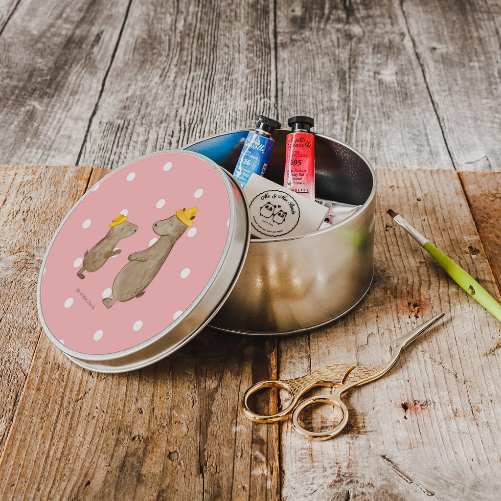 okrągła puszka z blachy Niedźwiedzie z kapeluszami runde blechdosen, Blechdose, runddosen, Vorratsdosen, keksdosen, geschenkdosen, dosen, Runde Blechdose, runddose, gebäckdose, Vorratsdose, Dose, Geschenkdose, Keksdose, metallboxen, Metalldose, Aufbewahrungsdosen, runde keksdosen, Runde Dose, blechdosen, Metalldose Rund, plätzchendosen, Metallbox, metalldosen, gebäckdosen, plätzchendose, Aufbewahrungsbox, Blechdose Rund, runde keksdose, runde dosen, Aufbewahrungsdose, Muttertag, Vatertag, Mama, Papa, Oma, Opa, Familie, Schwester, Bruder, Lieblingsmensch, Vorbild, Kind, Daddy, Dad, Söhne, Bär, Kinder, Sohn, Vater-Sohn, Family, Bären, Papi, Paps, Vater