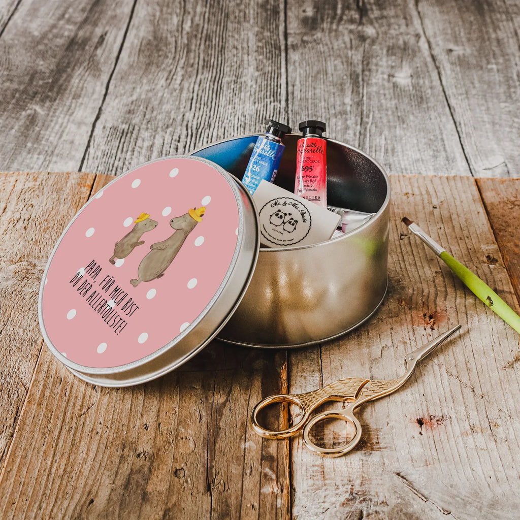 okrągła puszka z blachy Niedźwiedzie z kapeluszami runde blechdosen, Blechdose, runddosen, Vorratsdosen, keksdosen, geschenkdosen, dosen, Runde Blechdose, runddose, gebäckdose, Vorratsdose, Dose, Geschenkdose, Keksdose, metallboxen, Metalldose, Aufbewahrungsdosen, runde keksdosen, Runde Dose, blechdosen, Metalldose Rund, plätzchendosen, Metallbox, metalldosen, gebäckdosen, plätzchendose, Aufbewahrungsbox, Blechdose Rund, runde keksdose, runde dosen, Aufbewahrungsdose, Muttertag, Vatertag, Mama, Papa, Oma, Opa, Familie, Schwester, Bruder, Lieblingsmensch, Vorbild, Kind, Daddy, Dad, Söhne, Bär, Kinder, Sohn, Vater-Sohn, Family, Bären, Papi, Paps, Vater