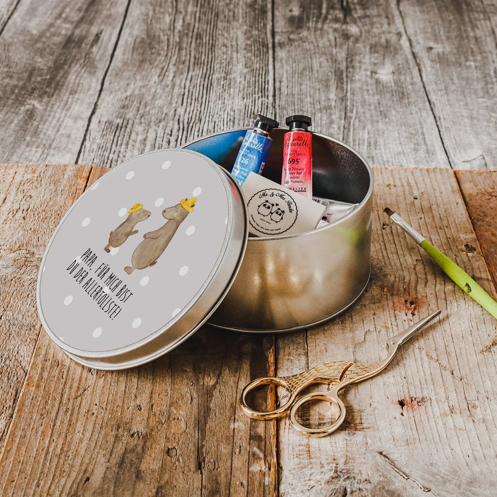 okrągła puszka z blachy Niedźwiedzie z kapeluszami runde blechdosen, Blechdose, runddosen, Vorratsdosen, keksdosen, geschenkdosen, dosen, Runde Blechdose, runddose, gebäckdose, Vorratsdose, Dose, Geschenkdose, Keksdose, metallboxen, Metalldose, Aufbewahrungsdosen, runde keksdosen, Runde Dose, blechdosen, Metalldose Rund, plätzchendosen, Metallbox, metalldosen, gebäckdosen, plätzchendose, Aufbewahrungsbox, Blechdose Rund, runde keksdose, runde dosen, Aufbewahrungsdose, Muttertag, Vatertag, Mama, Papa, Oma, Opa, Familie, Schwester, Bruder, Lieblingsmensch, Vorbild, Kind, Daddy, Dad, Söhne, Bär, Kinder, Sohn, Vater-Sohn, Family, Bären, Papi, Paps, Vater