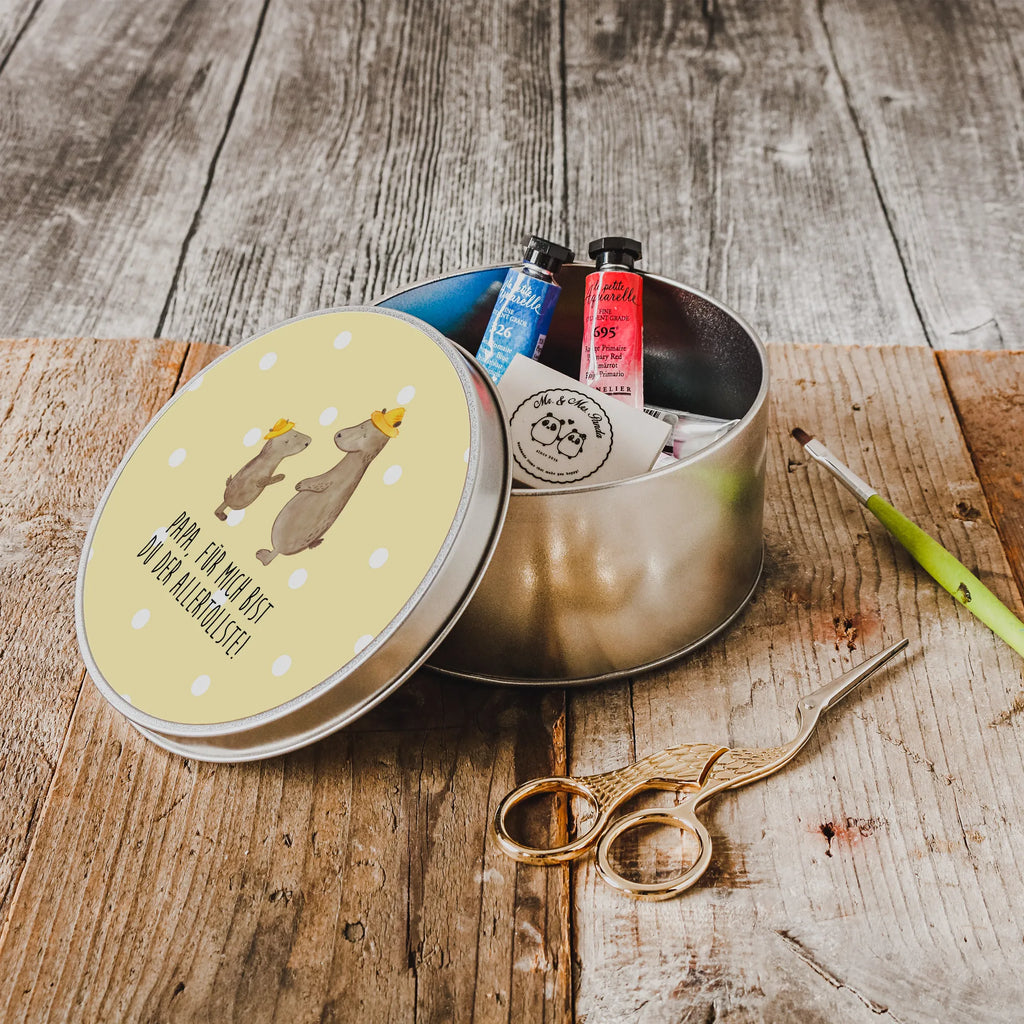 okrągła puszka z blachy Niedźwiedzie z kapeluszami runde blechdosen, Blechdose, runddosen, Vorratsdosen, keksdosen, geschenkdosen, dosen, Runde Blechdose, runddose, gebäckdose, Vorratsdose, Dose, Geschenkdose, Keksdose, metallboxen, Metalldose, Aufbewahrungsdosen, runde keksdosen, Runde Dose, blechdosen, Metalldose Rund, plätzchendosen, Metallbox, metalldosen, gebäckdosen, plätzchendose, Aufbewahrungsbox, Blechdose Rund, runde keksdose, runde dosen, Aufbewahrungsdose, Muttertag, Vatertag, Mama, Papa, Oma, Opa, Familie, Schwester, Bruder, Lieblingsmensch, Vorbild, Kind, Daddy, Dad, Söhne, Bär, Kinder, Sohn, Vater-Sohn, Family, Bären, Papi, Paps, Vater