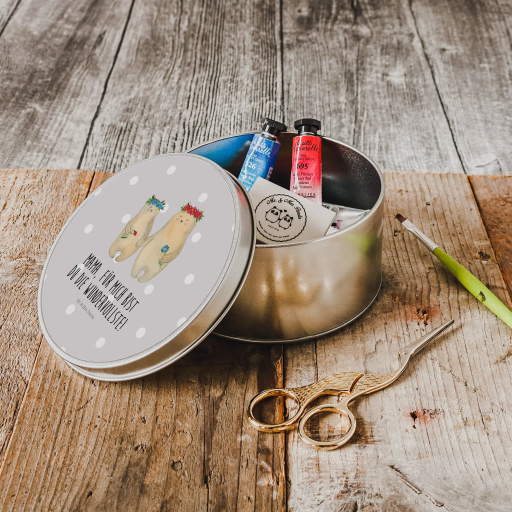 okrągła puszka z blachy Niedźwiedzie z wianuszkiem runddose, Geschenkdose, Blechdose Rund, plätzchendose, Metalldose, Aufbewahrungsbox, Blechdose, Runde Blechdose, Vorratsdose, Vorratsdosen, Metallbox, runde dosen, runde keksdosen, Aufbewahrungsdose, geschenkdosen, Metalldose Rund, runddosen, runde keksdose, gebäckdose, plätzchendosen, metallboxen, Keksdose, blechdosen, Runde Dose, Dose, runde blechdosen, Aufbewahrungsdosen, metalldosen, dosen, keksdosen, gebäckdosen, Muttertag, Vatertag, Mama, Papa, Oma, Opa, Familie, Schwester, Bruder, Weltbeste Mama, Tochter, Mutti, Beste Mutter, Mami, Töchter, Geschenk Mama. Muttertag, Bären, Lieblingsmama, Mutter, Kinder, Kind, Vorbild, Bär, Family, Lieblingsmensch