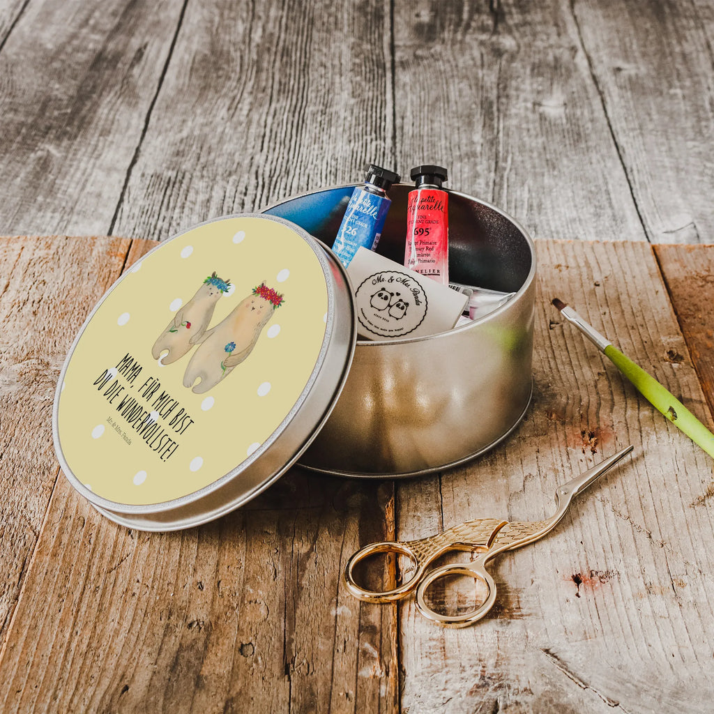 okrągła puszka z blachy Niedźwiedzie z wianuszkiem runddose, Geschenkdose, Blechdose Rund, plätzchendose, Metalldose, Aufbewahrungsbox, Blechdose, Runde Blechdose, Vorratsdose, Vorratsdosen, Metallbox, runde dosen, runde keksdosen, Aufbewahrungsdose, geschenkdosen, Metalldose Rund, runddosen, runde keksdose, gebäckdose, plätzchendosen, metallboxen, Keksdose, blechdosen, Runde Dose, Dose, runde blechdosen, Aufbewahrungsdosen, metalldosen, dosen, keksdosen, gebäckdosen, Muttertag, Vatertag, Mama, Papa, Oma, Opa, Familie, Schwester, Bruder, Weltbeste Mama, Tochter, Mutti, Beste Mutter, Mami, Töchter, Geschenk Mama. Muttertag, Bären, Lieblingsmama, Mutter, Kinder, Kind, Vorbild, Bär, Family, Lieblingsmensch