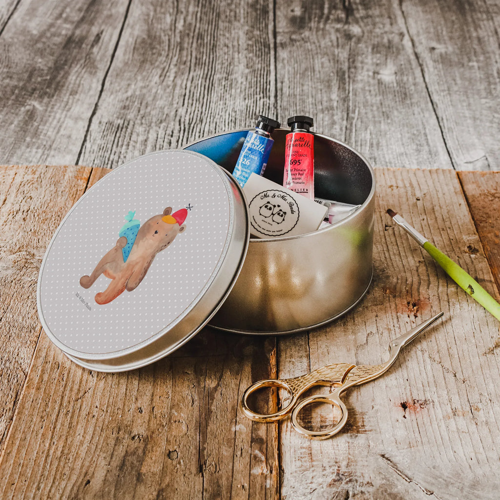 Blechdose rund Bär Schultüte Blechdose Rund, metallboxen, Metallbox, metalldosen, gebäckdosen, Blechdose, runde keksdosen, Metalldose Rund, runddose, geschenkdosen, Dose, gebäckdose, Aufbewahrungsdose, runde keksdose, keksdosen, plätzchendose, Runde Blechdose, Vorratsdosen, Aufbewahrungsbox, Runde Dose, Keksdose, Metalldose, runde dosen, runddosen, Aufbewahrungsdosen, blechdosen, Vorratsdose, runde blechdosen, dosen, Geschenkdose, plätzchendosen, Teddy, Bär, Teddybär, Einschulung Geschenk, Erster Schultag Geschenk, Schultüte, Schulanfang, Schule Geschenk, Grundschule, Bär Motiv, Schulbeginn