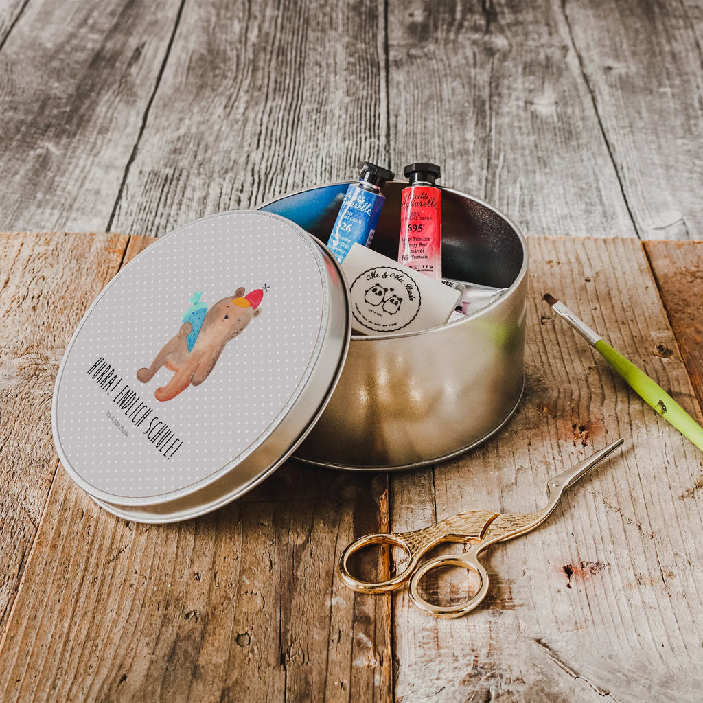 Blechdose rund Bär Schultüte Blechdose Rund, metallboxen, Metallbox, metalldosen, gebäckdosen, Blechdose, runde keksdosen, Metalldose Rund, runddose, geschenkdosen, Dose, gebäckdose, Aufbewahrungsdose, runde keksdose, keksdosen, plätzchendose, Runde Blechdose, Vorratsdosen, Aufbewahrungsbox, Runde Dose, Keksdose, Metalldose, runde dosen, runddosen, Aufbewahrungsdosen, blechdosen, Vorratsdose, runde blechdosen, dosen, Geschenkdose, plätzchendosen, Teddy, Bär, Teddybär, Einschulung Geschenk, Erster Schultag Geschenk, Schultüte, Schulanfang, Schule Geschenk, Grundschule, Bär Motiv, Schulbeginn