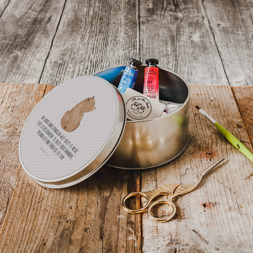 Blechdose rund Bär Schulterblick Metalldose, runde keksdosen, runddose, metalldosen, Vorratsdose, Runde Blechdose, Aufbewahrungsdosen, runde dosen, Aufbewahrungsbox, Runde Dose, blechdosen, Keksdose, keksdosen, runddosen, Blechdose, dosen, geschenkdosen, Aufbewahrungsdose, Blechdose Rund, Vorratsdosen, runde blechdosen, plätzchendosen, gebäckdose, gebäckdosen, Metalldose Rund, Dose, Geschenkdose, Metallbox, metallboxen, runde keksdose, plätzchendose, Teddy, Teddybär, Bär, Motivation, Bärenliebe, Weltansicht, Weisheit, Bären, Selbstachtung