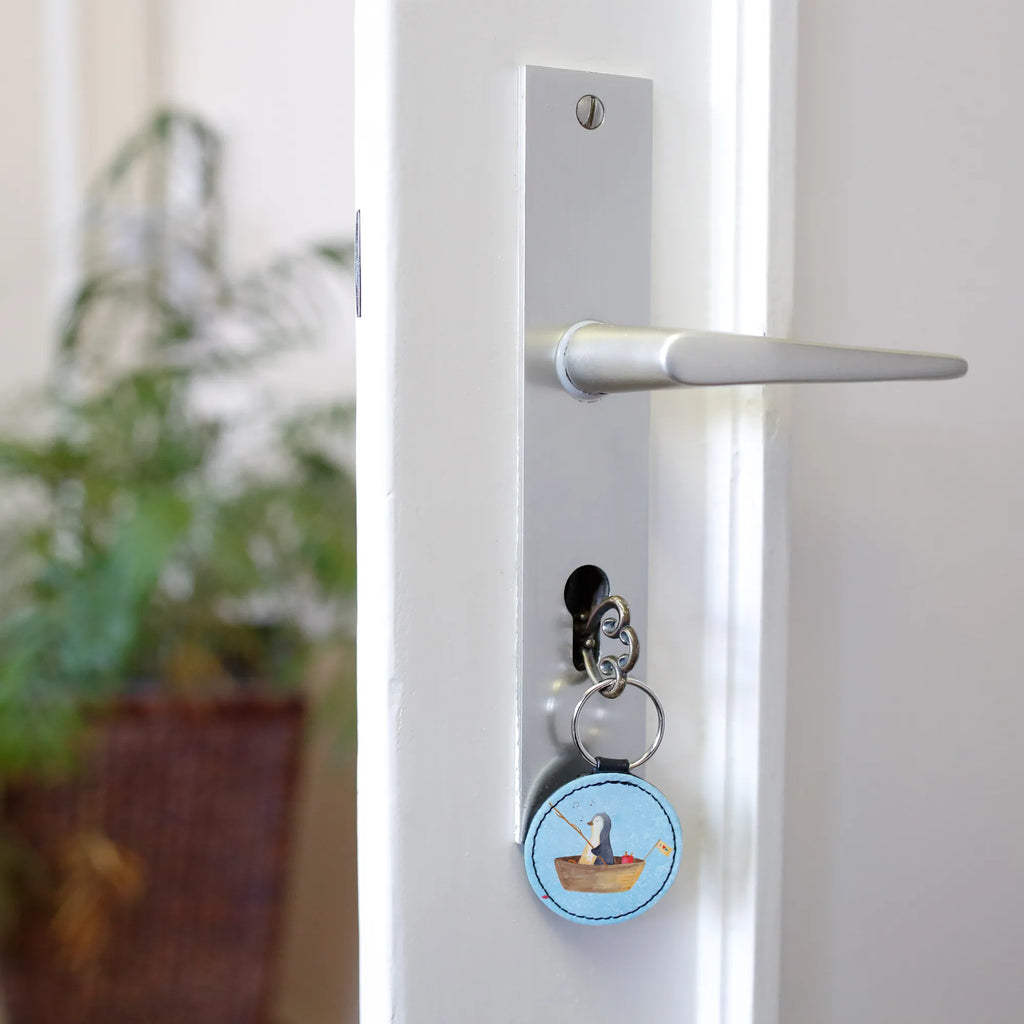 Rund Schlüsselanhänger Pinguin Angelboot Schlüsselanhänger Mit Spruch, Schlüsselaccessoire, Schlüsselanhänger Mit Motiv, Schlüsselanhänger Metall, Schlüsselanhänger Niedlich, Schlüsselanhänger Stoff, Schlüsselanhänger Elegant, Schlüsselanhänger Nachhaltig, Schlüsselanhänger Haus, Schlüsselanhänger Lustig, Schlüsselanhänger Bunt, Schlüsselanhänger Für Herren, Schlüsselanhänger Für Kinder, Schlüsselanhänger, Schlüsselanhänger Herz, Schlüsselanhänger Partner, Schlüsselanhänger Kunststoff, Schlüsselanhänger Geschenk, Schlüsselanhänger Filz, Schlüsselanhänger Leder, Schlüsselanhänger Auto, Schlüsselanhänger Freundschaft, Schlüsselanhänger Mit Namen, Schlüsselanhänger Klassisch, Schlüsselanhänger Mit Foto, Schlüsselanhänger Für Damen, Schlüsselanhänger Tiermotiv, Schlüsselanhänger Mit Gravur, Schlüsselanhänger Für Paare, Schlüsselanhänger Modern, Schlüsselanhänger Holz, Schlüsselring, Schlüsselhalter, Schlüsselanhänger Geburtstag, Schlüsselanhänger Schlüssel, Schlüsselanhänger Personalisierbar, Schlüsselband, Schlüsselanhänger Liebe, Schlüsselanhänger Handgemacht, Pinguin, Leben, Lebenslust, Angeln, genießen, Angelboot, Motivation, Boot, Neuanfang, Geschenkidee Liebeskummer, Neustart, Trennung, Pinguine, Scheidung
