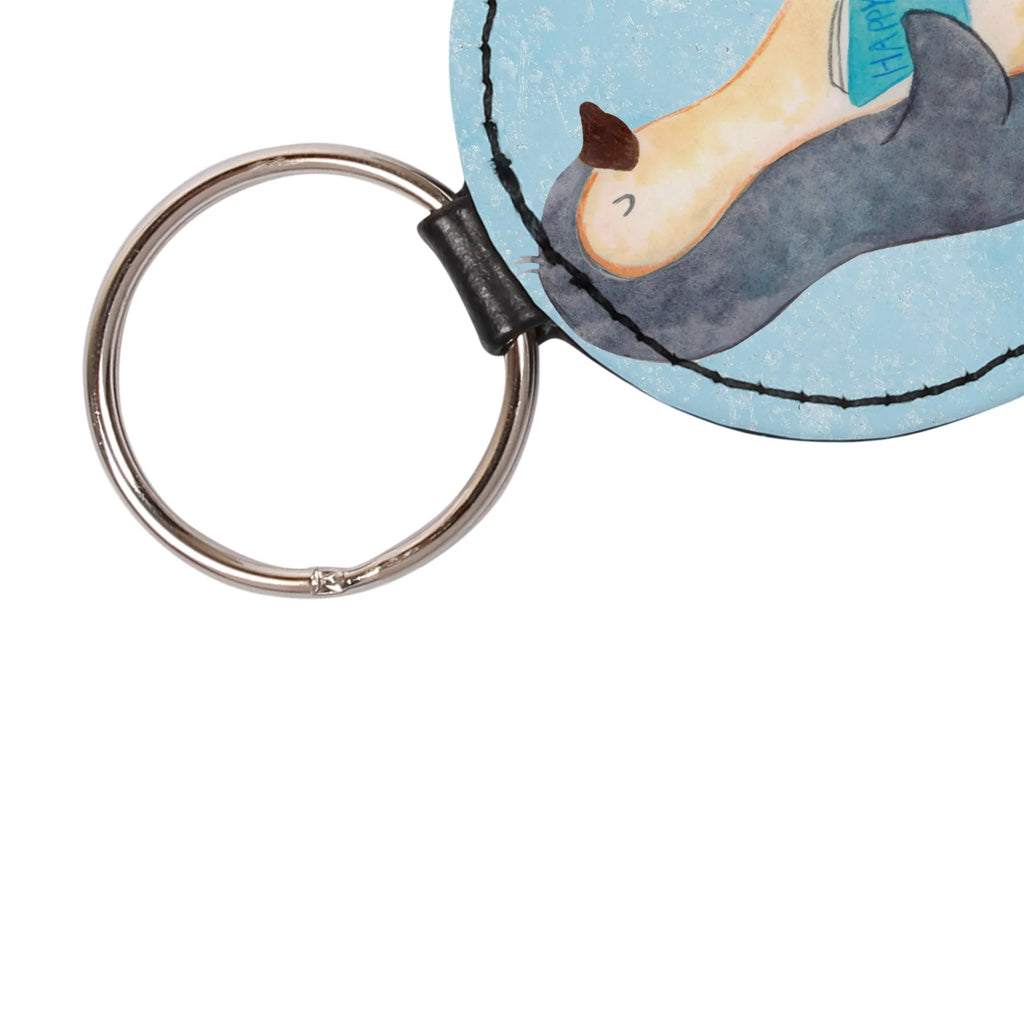 Rund Schlüsselanhänger Pinguin Buch Schlüsselanhänger Metall, Schlüsselanhänger Partner, Schlüsselanhänger Tiermotiv, Schlüsselanhänger Stoff, Schlüsselanhänger Mit Gravur, Schlüsselanhänger Für Paare, Schlüsselanhänger Modern, Schlüsselanhänger Für Damen, Schlüsselanhänger Liebe, Schlüsselanhänger Handgemacht, Schlüsselanhänger Mit Namen, Schlüsselanhänger Elegant, Schlüsselanhänger Geburtstag, Schlüsselanhänger, Schlüsselanhänger Niedlich, Schlüsselanhänger Für Herren, Schlüsselanhänger Auto, Schlüsselband, Schlüsselanhänger Holz, Schlüsselhalter, Schlüsselanhänger Mit Motiv, Schlüsselanhänger Leder, Schlüsselanhänger Nachhaltig, Schlüsselanhänger Klassisch, Schlüsselanhänger Mit Foto, Schlüsselring, Schlüsselanhänger Mit Spruch, Schlüsselanhänger Geschenk, Schlüsselanhänger Für Kinder, Schlüsselanhänger Kunststoff, Schlüsselaccessoire, Schlüsselanhänger Schlüssel, Schlüsselanhänger Lustig, Schlüsselanhänger Personalisierbar, Schlüsselanhänger Herz, Schlüsselanhänger Freundschaft, Schlüsselanhänger Filz, Schlüsselanhänger Bunt, Schlüsselanhänger Haus, Pinguin, Buch, Ferien, Freizeit, Pinguine, Nichtstun, Urlaub, Bücherwurm, Lesen, Faulenzen