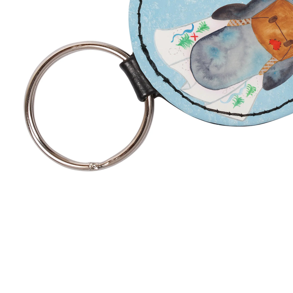 Round key ring Penguin & Mouse Hiker Schlüsselhalter, Schlüsselanhänger Kunststoff, Schlüsselanhänger Modern, Schlüsselband, Schlüsselanhänger Tiermotiv, Schlüsselring, Schlüsselanhänger Stoff, Schlüsselanhänger Haus, Schlüsselanhänger, Schlüsselanhänger Klassisch, Schlüsselanhänger Für Paare, Schlüsselanhänger Für Damen, Schlüsselaccessoire, Schlüsselanhänger Partner, Schlüsselanhänger Geburtstag, Schlüsselanhänger Elegant, Schlüsselanhänger Mit Motiv, Schlüsselanhänger Mit Namen, Schlüsselanhänger Bunt, Schlüsselanhänger Schlüssel, Schlüsselanhänger Herz, Schlüsselanhänger Lustig, Schlüsselanhänger Metall, Schlüsselanhänger Handgemacht, Schlüsselanhänger Liebe, Schlüsselanhänger Für Herren, Schlüsselanhänger Personalisierbar, Schlüsselanhänger Auto, Schlüsselanhänger Holz, Schlüsselanhänger Mit Spruch, Schlüsselanhänger Nachhaltig, Schlüsselanhänger Mit Foto, Schlüsselanhänger Freundschaft, Schlüsselanhänger Niedlich, Schlüsselanhänger Leder, Schlüsselanhänger Für Kinder, Schlüsselanhänger Mit Gravur, Schlüsselanhänger Geschenk, Schlüsselanhänger Filz, Pinguin, Abenteurer, wandern, Pinguine, Abenteuer, Wanderlust, Ausflug, Roadtrip