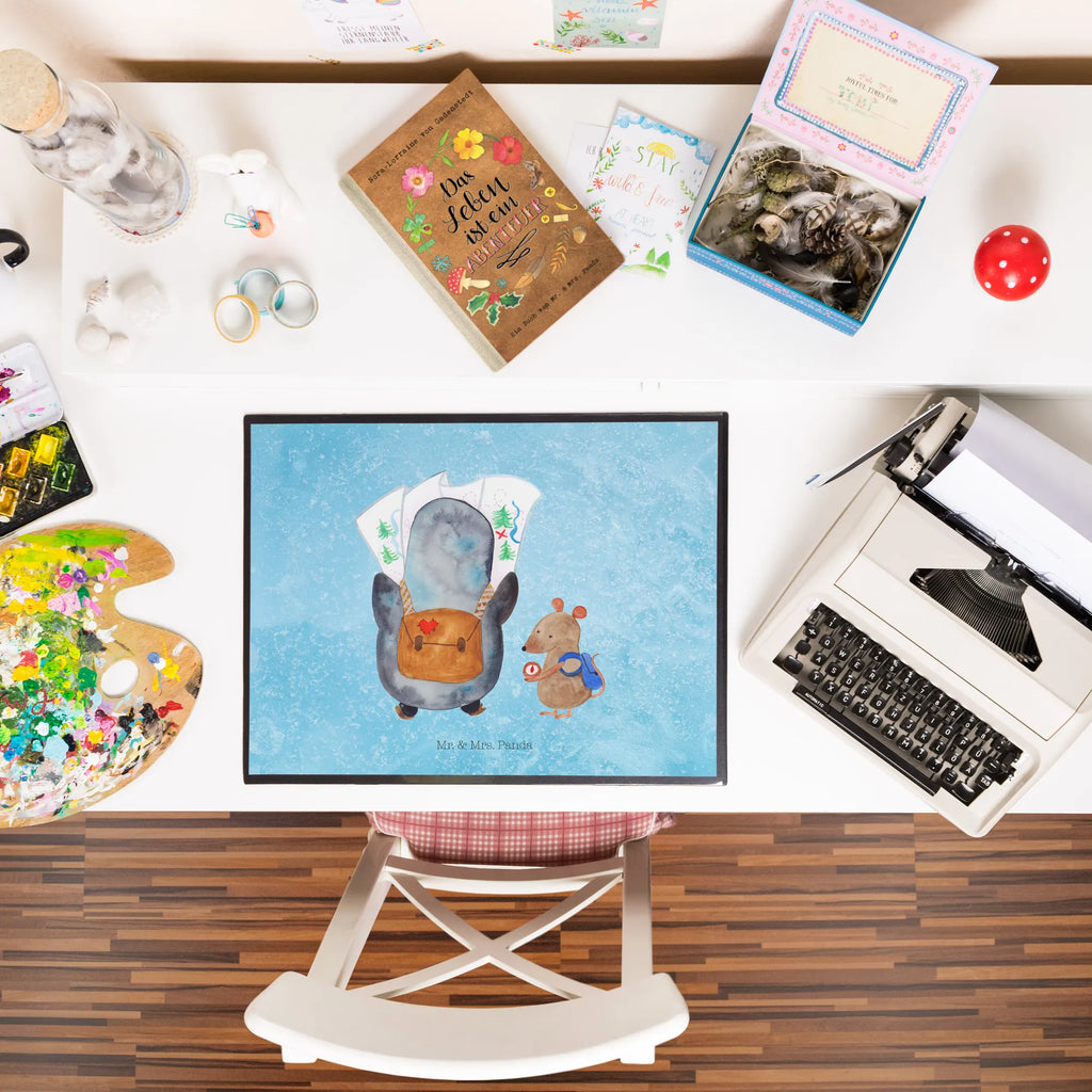 Schreibtischunterlage Pinguin & Maus Wanderer Schreibtischunterlage Groß, Schreibunterlage, Schreibtisch Unterlagen, Schreibtischauflage, Schreibwaren, Büroartikel, Bürobedarf, Pinguin, Abenteurer, Wanderlust, Roadtrip, Pinguine, Ausflug, wandern, Abenteuer