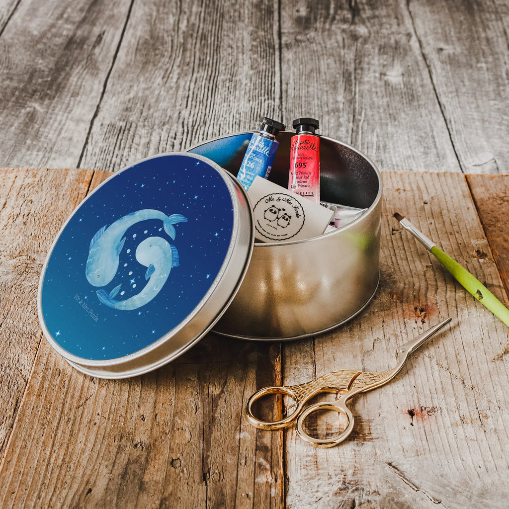 Blechdose rund Sternzeichen Fische Metalldose, runddose, plätzchendosen, Runde Dose, Aufbewahrungsdosen, Aufbewahrungsdose, Dose, Metallbox, runde keksdose, Blechdose, Blechdose Rund, plätzchendose, gebäckdosen, runde keksdosen, geschenkdosen, runde blechdosen, blechdosen, metalldosen, keksdosen, runddosen, Vorratsdose, metallboxen, gebäckdose, Geschenkdose, Metalldose Rund, Keksdose, Aufbewahrungsbox, dosen, Runde Blechdose, runde dosen, Vorratsdosen, Sternzeichen, Tierkreiszeichen, Horoskop, Astrologie, Aszendent, Geburtstag März, Fisch, Fische Geschenk, Fische Sternbild, Geschenk März, Fische Sternzeichen, Geburtstag Februar, Geschenk Februar