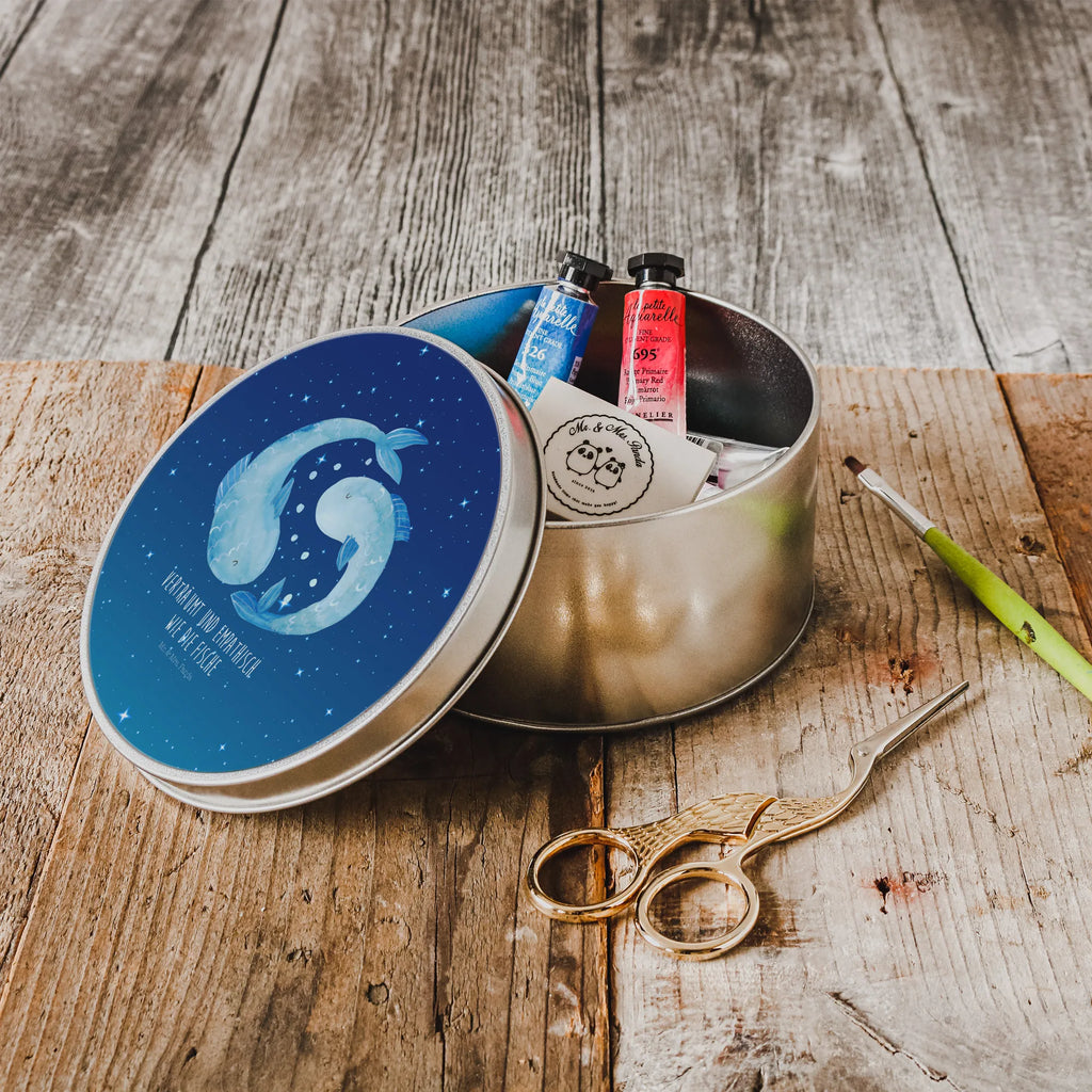 Blechdose rund Sternzeichen Fische Metalldose, runddose, plätzchendosen, Runde Dose, Aufbewahrungsdosen, Aufbewahrungsdose, Dose, Metallbox, runde keksdose, Blechdose, Blechdose Rund, plätzchendose, gebäckdosen, runde keksdosen, geschenkdosen, runde blechdosen, blechdosen, metalldosen, keksdosen, runddosen, Vorratsdose, metallboxen, gebäckdose, Geschenkdose, Metalldose Rund, Keksdose, Aufbewahrungsbox, dosen, Runde Blechdose, runde dosen, Vorratsdosen, Sternzeichen, Tierkreiszeichen, Horoskop, Astrologie, Aszendent, Geburtstag März, Fisch, Fische Geschenk, Fische Sternbild, Geschenk März, Fische Sternzeichen, Geburtstag Februar, Geschenk Februar