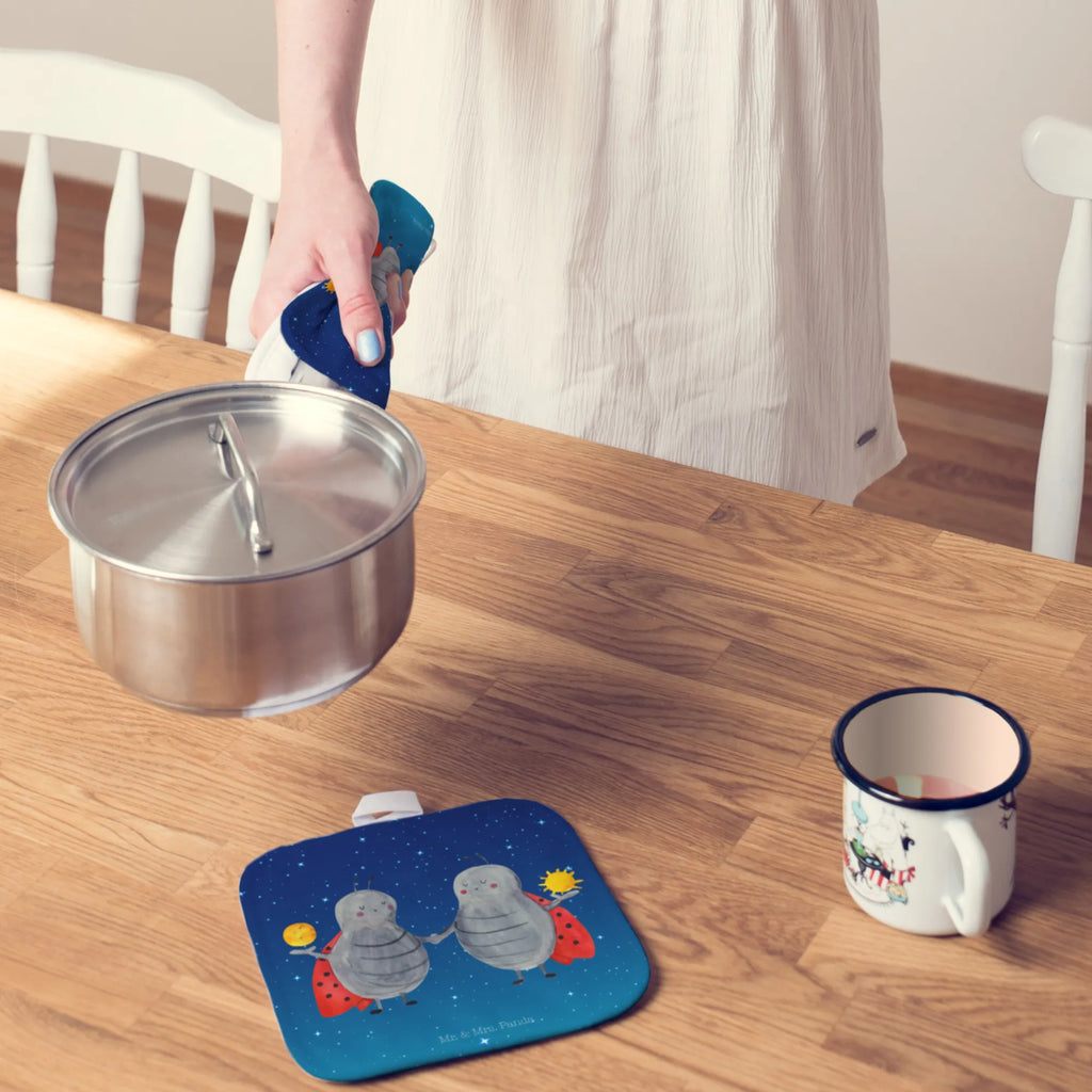 2er Set Topflappen  Sternzeichen Zwilling Topflappen 2er Set, Topfhandschuhe, Topflappen, Topfuntersetzer, Topflappenset, Topflappen Set, 2er Set Topflappen, topfhalter, Horoskop, Astrologie, Aszendent, Sternzeichen, Tierkreiszeichen, Geschenk Mai, Marienkäfer, Glückskäfer, Geschenk Juni, Geburtstag Mai, Zwillingsschwester, Zwilling Sternzeichen, Zwillinge, Zwillingsbruder, Zwilling Geschenk