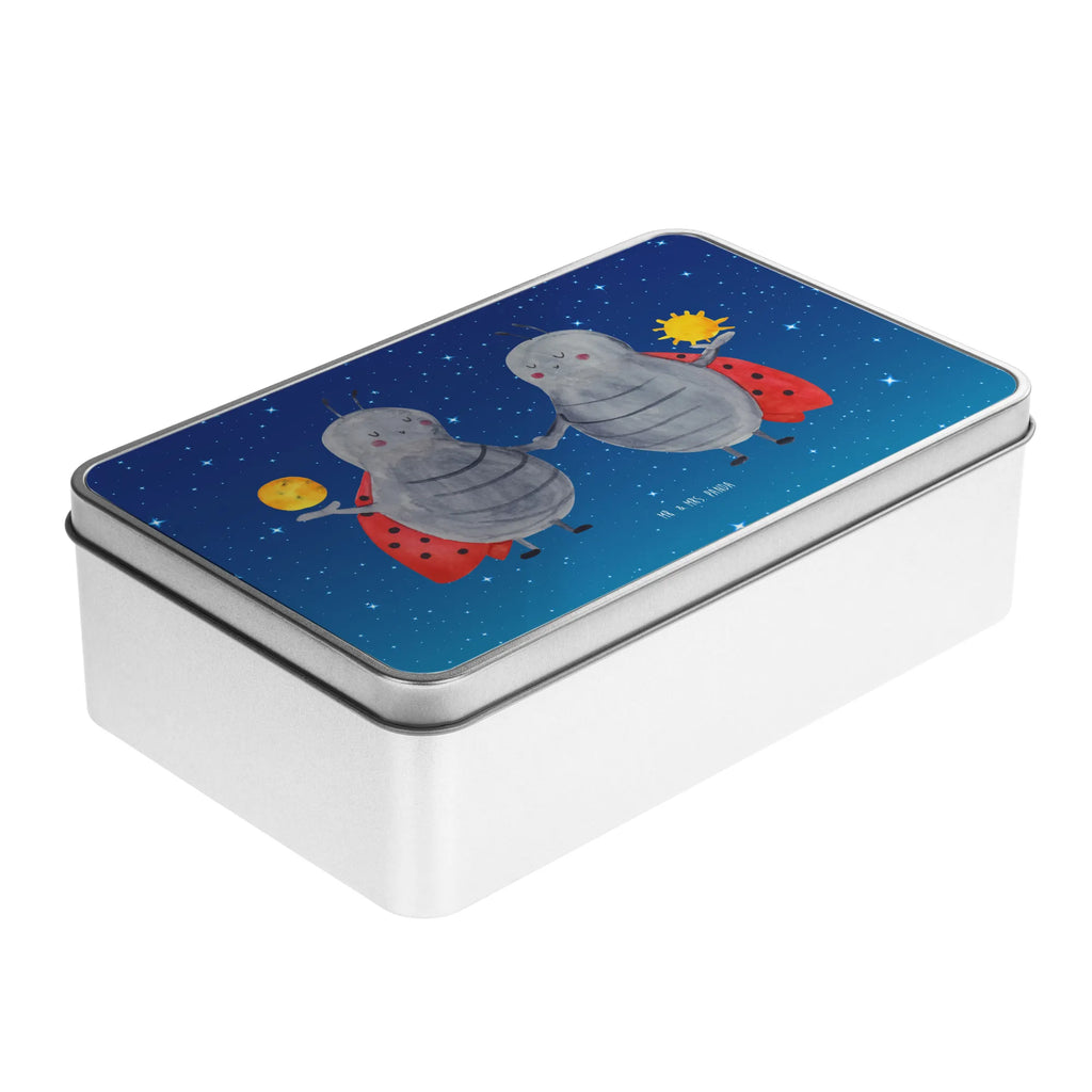 Metalldose rechteckig Sternzeichen Zwilling Verpackungsdose Metall, Vorratsbox Metall, Große Metalldose, Blechbox Mit Aufdruck, Metalldose Zum Selbstgestalten, Aufbewahrungsdose Aus Blech, Blechdose, Bedruckte Metalldose, Metalldose Mit Motiv, Metallbehälter Mit Deckel, Kleine Metalldose, Aufbewahrungsdose Metall, Geschenkbox Metall, Vorratsdose Metall, Runddose Metall, Kaffeedose Metall, Aufbewahrungsbox Metall, Moderne Metalldose, Vorratsbehälter Aus Metall, Deko Metalldose, Metalldose, Nostalgische Blechdose, Rechteckige Dose Metall, Retro Metalldose, Metalldose Mit Scharnierdeckel, Personalisierbare Metalldose, Dekodose Metall, Metalldose Design, Geschenkverpackung Aus Metall, Basteldose Metall, Keksdose Metall, Süßigkeitendose Metall, Metalldose Zum Befüllen, Dose Aus Metall, Dose Mit Deckel Metall, Metalldose Mit Spruch, Deko Aufbewahrungsdose Metall, Sammeldose Metall, Teedose Metall, Vintage Metalldose, Blechbehälter, Klappdose Metall, Schmuckdose Metall, Tierkreiszeichen, Sternzeichen, Horoskop, Astrologie, Aszendent, Geschenk Juni, Zwillinge, Geburtstag Mai, Zwillingsbruder, Marienkäfer, Zwilling Sternzeichen, Zwillingsschwester, Zwilling Geschenk, Glückskäfer, Geschenk Mai