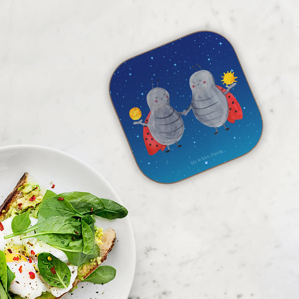 Podkładka znak zodiaku Bliźniak weinuntersetzer, Untersetzer Tasse, weinflaschenuntersetzer, Flaschenuntersetzer, bieruntersetzer, Kaffeeuntersetzer, Tassen Untersetzer, Design Untersetzer, Quadratischer Untersetzer, Tischuntersetzer, Untersetzer Glas, Untersetzer Quadratisch, hartfaseruntersetzer, Untersetzer Kaffee, Untersetzer, garten untersetzer, Getränkeuntersetzer, unterleger, gläseruntersetzer, Tassenuntersetzer, party untersetzer, Teeuntersetzer, Untersetzer Gläser, Becheruntersetzer, esstisch untersetzer, Coaster, schutzuntersetzer, grill untersetzer, Tischschoner, Untersetzer Tee, Glasuntersetzer, deko untersetzer, Holzuntersetzer, eckiger untersetzer, Baruntersetzer, Untersetzer für Gläser, hartfaser untersetzer, bar untersetzer, weinglasuntersetzer, Horoskop, Astrologie, Aszendent, Sternzeichen, Tierkreiszeichen, Zwilling Sternzeichen, Geburtstag Mai, Zwillingsschwester, Geschenk Mai, Geschenk Juni, Zwilling Geschenk, Marienkäfer, Glückskäfer, Zwillinge, Zwillingsbruder