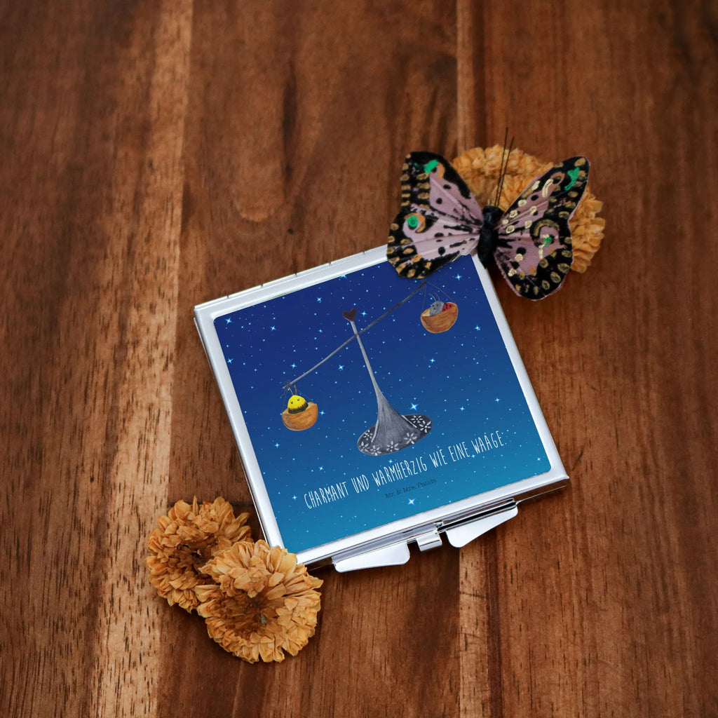 Kwadratowe lusterko do torebki Znak zodiaku waga Runder Taschenspiegel, Design Taschenspiegel, Schminkspiegel Kompakt, Mini Spiegel, Tragbarer Spiegel, Kompaktspiegel, Handspiegel Zum Mitnehmen, Handspiegel Mit Hülle, Taschen-Kosmetikspiegel, Schminkspiegel To Go, Klappbarer Taschenspiegel, Handspiegel Geschenkidee, Spiegel Für Schminktasche, Deko Handspiegel, Taschenspiegel, Reise Spiegel, Handtaschenspiegel, Spiegel Für Handtasche, Kosmetikspiegel Klein, Spiegel Für Unterwegs, Klappspiegel, Silber, Handspiegel Für Damen, Klappbarer Handspiegel, Quadratischer Handspiegel, Vintage Kompaktspiegel, Spiegel Für Make-Up Tasche, Sternzeichen, Tierkreiszeichen, Horoskop, Astrologie, Aszendent, Hummel, Waage, Waage Sternzeichen, Geschenk Oktober, Geburtstag Oktober, Geburtstag September, Geschenk September, Marienkäfer, Gleichgewicht, Biene, Waage Geschenk