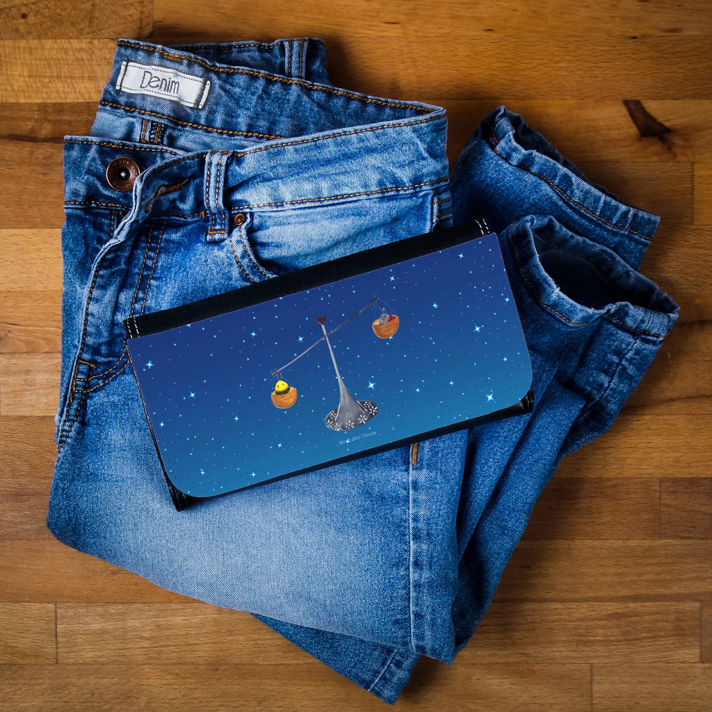 Damen Portemonnaie Sternzeichen Waage Hochwertiges Portemonnaie Damen, Etui Geldbörse Damen, Frauen Geldbörse, Geldbörse Mit Fach Damen, Portmonee Damen, Kartenhalter Damen, Damengeldbörse, Brieftasche Damen, Münzbörse Damen, Leder Portemonnaie Damen, Damen Geldtasche, Portemonnaie für Damen, Damen Geldbeutel, Portemonnaie Mit Reißverschluss Damen, Geldbörse Aus Kunstleder Damen, Reißverschluss Portemonnaie Damen, Damen Portemonnaie, Geldbörse Aus Stoff Damen, Clutch Portemonnaie Damen, Portmonnaie Damen, Frauen Brieftasche, RFID Portemonnaie Damen, Damengeldbeutel, XXL Portemonnaie Damen, Münzgeldbörse Damen, Geldbörse Mit Druckverschluss Damen, Geldbörse Mit Handgelenksschlaufe Damen, Geldbörse Mit Zipper Damen, Slim Portemonnaie Damen, Damen Geldbörse, Portemonnaie Mit Münzfach Damen, Veganes Portemonnaie Damen, Geldbörse Mit Clipverschluss Damen, Kartenetui Damen, Geldbörse Aus Leder Damen, Mini Geldbörse Damen, Designer Portemonnaie Damen, Portemonnaie Mit Kartenfächern Damen, Horoskop, Astrologie, Aszendent, Sternzeichen, Tierkreiszeichen, Biene, Geschenk September, Waage, Geschenk Oktober, Geburtstag Oktober, Waage Sternzeichen, Gleichgewicht, Geburtstag September, Marienkäfer, Waage Geschenk, Hummel