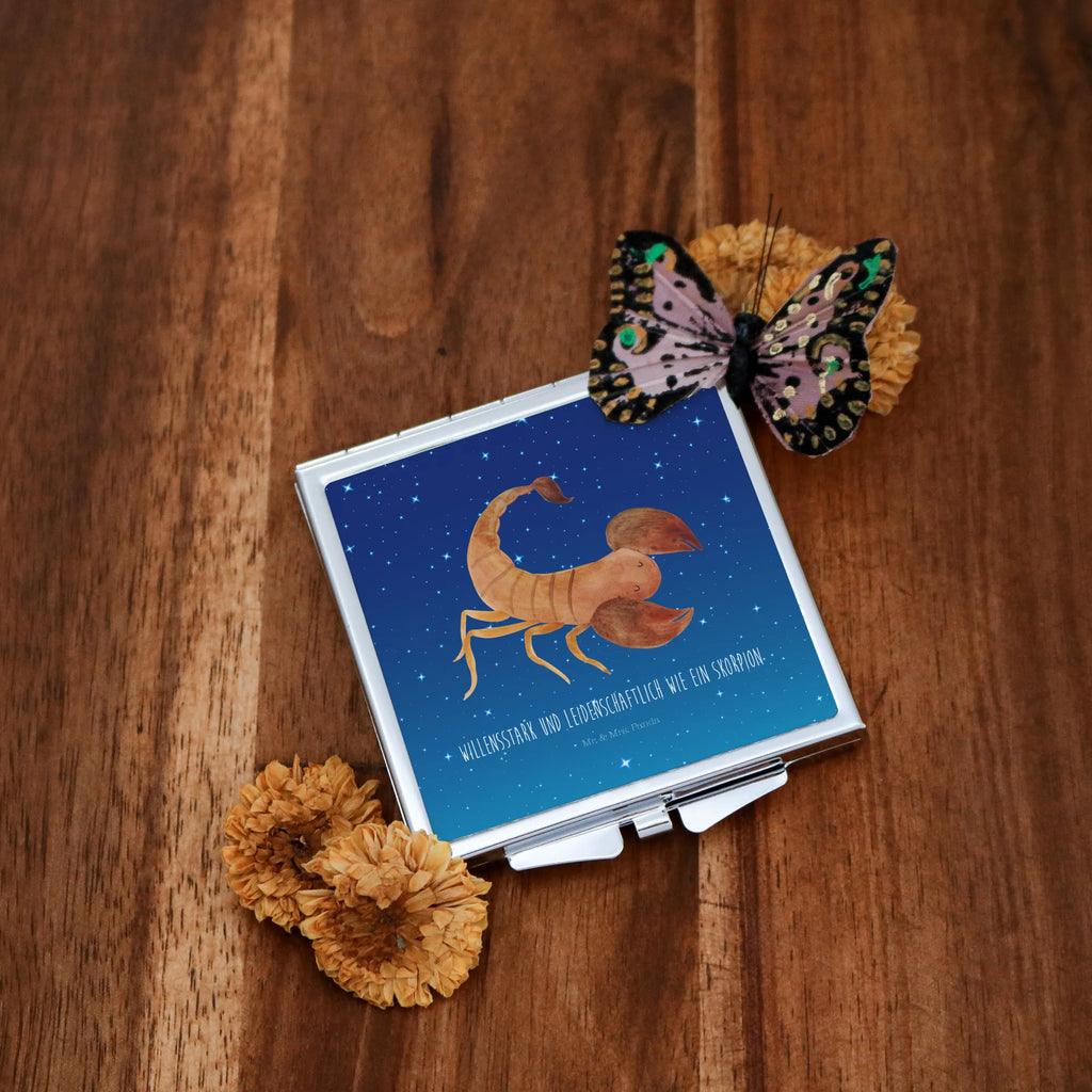 Handtaschenspiegel quadratisch Sternzeichen Skorpion Spiegel Für Unterwegs, Runder Taschenspiegel, Handtaschenspiegel, Kompaktspiegel, Handspiegel Zum Mitnehmen, Mini Spiegel, Vintage Kompaktspiegel, Spiegel Für Handtasche, Silber, Schminkspiegel Kompakt, Spiegel Für Schminktasche, Kosmetikspiegel Klein, Taschen-Kosmetikspiegel, Spiegel Für Make-Up Tasche, Reise Spiegel, Schminkspiegel To Go, Handspiegel Für Damen, Handspiegel Geschenkidee, Handspiegel Mit Hülle, Klappspiegel, Quadratischer Handspiegel, Design Taschenspiegel, Tragbarer Spiegel, Taschenspiegel, Klappbarer Handspiegel, Klappbarer Taschenspiegel, Deko Handspiegel, Sternzeichen, Tierkreiszeichen, Horoskop, Astrologie, Aszendent, Skorpione, Skorpion Sternzeichen, Geschenk Oktober, Geschenk November, Geburtstag Oktober, Skorpion Geschenk, Geburtstag November