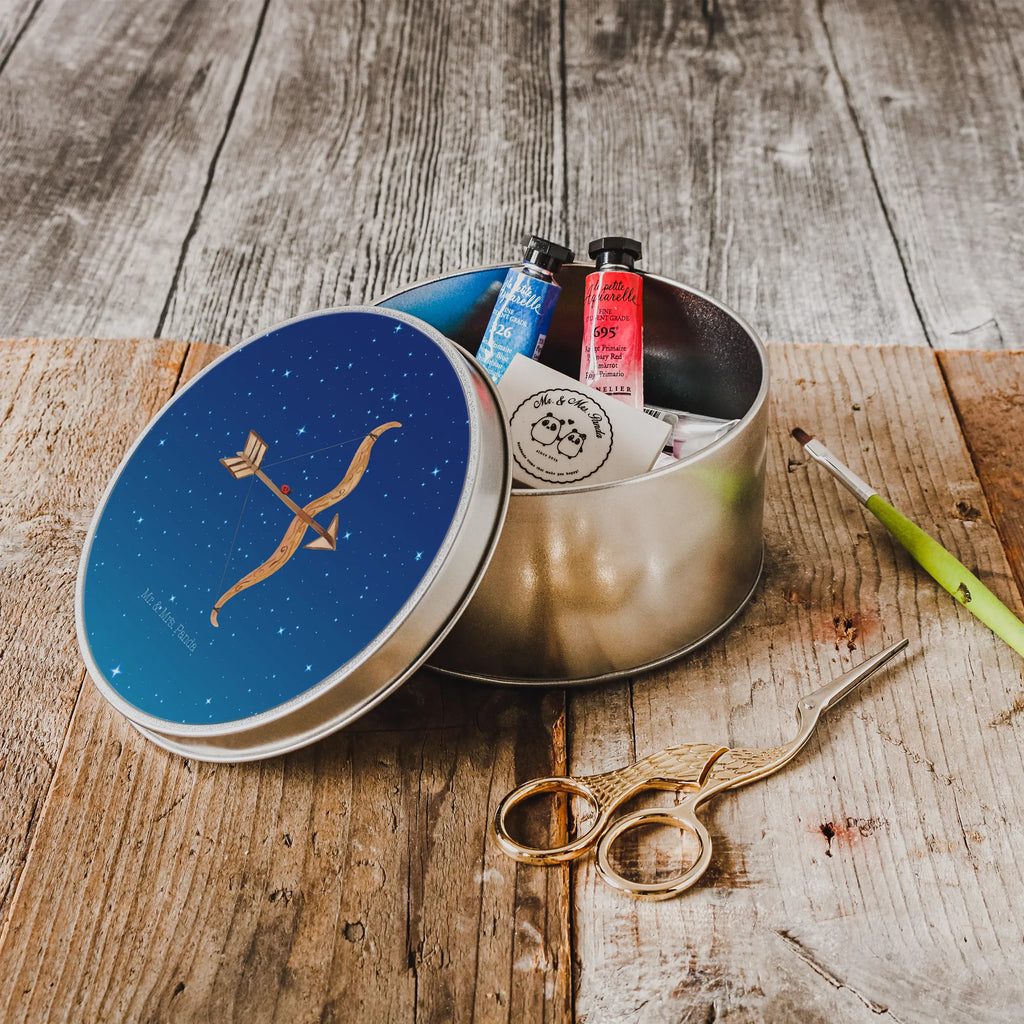 okrągła puszka z blachy Znak zodiaku Strzelec Metallbox, plätzchendose, plätzchendosen, blechdosen, metalldosen, runde dosen, Dose, Aufbewahrungsbox, Keksdose, Geschenkdose, runde keksdosen, runde keksdose, Runde Blechdose, Metalldose Rund, runddose, gebäckdose, Runde Dose, Blechdose Rund, dosen, Aufbewahrungsdosen, Blechdose, Vorratsdose, keksdosen, Metalldose, gebäckdosen, geschenkdosen, metallboxen, runde blechdosen, runddosen, Aufbewahrungsdose, Vorratsdosen, Sternzeichen, Tierkreiszeichen, Horoskop, Astrologie, Aszendent, Geschenk Schützenfest, Schütze Geschenk, Geschenk Dezember, Schütze, Geschenk November, Geburtstag Dezember, Geburtstag November, Schütze Sternzeichen
