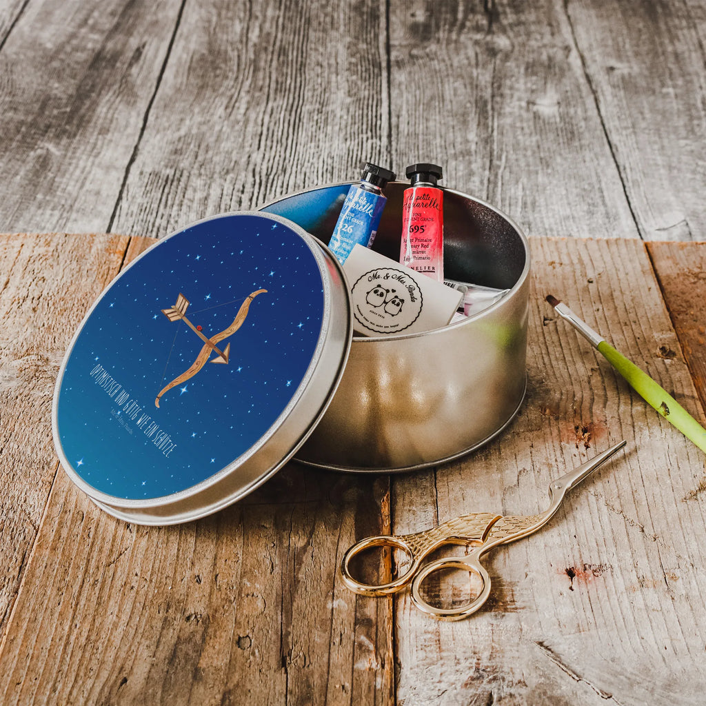 okrągła puszka z blachy Znak zodiaku Strzelec Metallbox, plätzchendose, plätzchendosen, blechdosen, metalldosen, runde dosen, Dose, Aufbewahrungsbox, Keksdose, Geschenkdose, runde keksdosen, runde keksdose, Runde Blechdose, Metalldose Rund, runddose, gebäckdose, Runde Dose, Blechdose Rund, dosen, Aufbewahrungsdosen, Blechdose, Vorratsdose, keksdosen, Metalldose, gebäckdosen, geschenkdosen, metallboxen, runde blechdosen, runddosen, Aufbewahrungsdose, Vorratsdosen, Sternzeichen, Tierkreiszeichen, Horoskop, Astrologie, Aszendent, Geschenk Schützenfest, Schütze Geschenk, Geschenk Dezember, Schütze, Geschenk November, Geburtstag Dezember, Geburtstag November, Schütze Sternzeichen