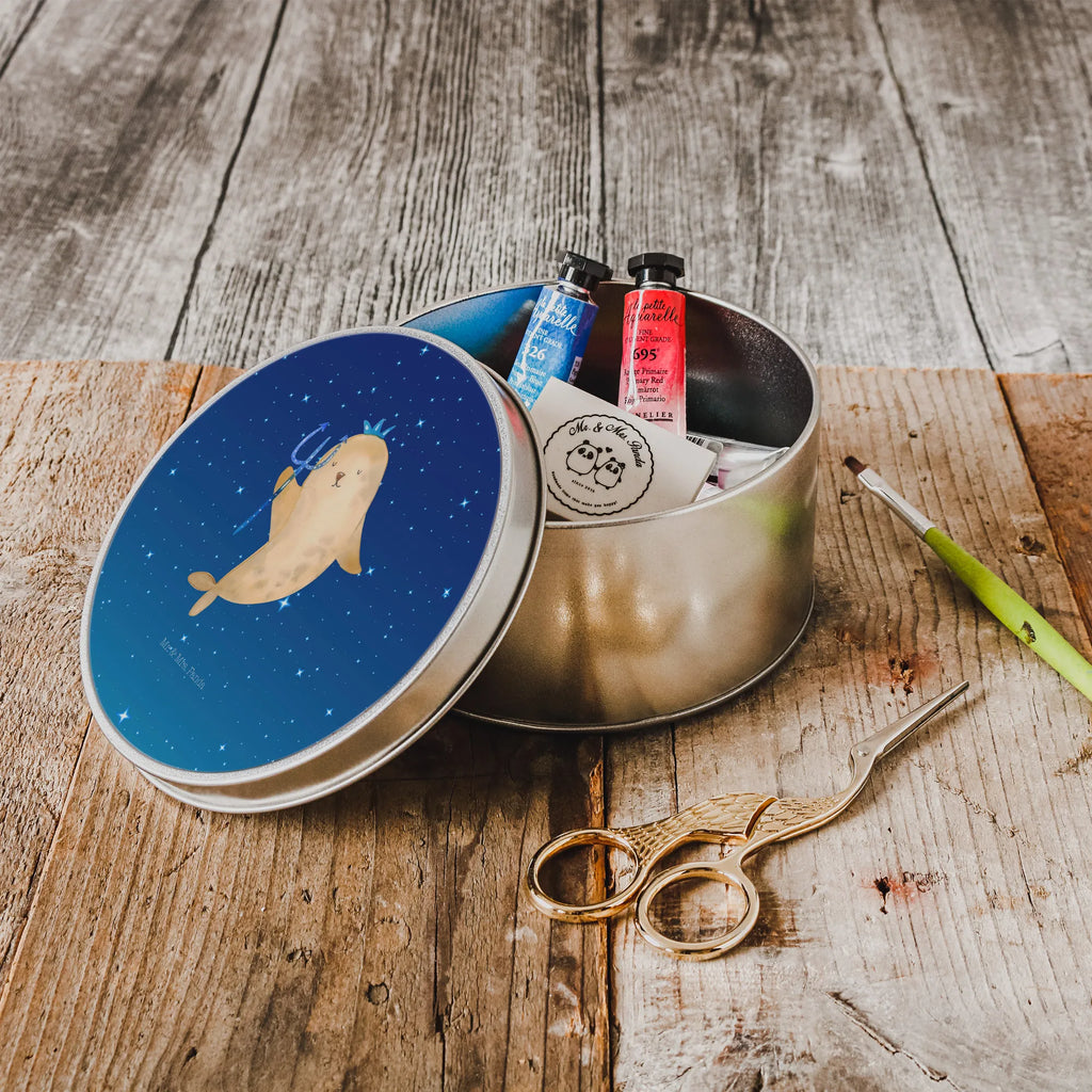 Blechdose rund Sternzeichen Wassermann runde blechdosen, blechdosen, Aufbewahrungsbox, Vorratsdose, gebäckdose, Runde Blechdose, Vorratsdosen, runde keksdosen, geschenkdosen, Blechdose Rund, Keksdose, runddose, Metalldose, Metalldose Rund, Geschenkdose, Dose, metalldosen, Metallbox, metallboxen, Aufbewahrungsdosen, dosen, Aufbewahrungsdose, Blechdose, gebäckdosen, Runde Dose, plätzchendose, runddosen, keksdosen, plätzchendosen, runde keksdose, runde dosen, Sternzeichen, Tierkreiszeichen, Horoskop, Astrologie, Aszendent, Geschenk Februar, Geburtstag Januar, Nix, Meermann, Wassermann Geschenk, Geburtstag Februar, Geschenk Januar, Meer Geschenk, Wassermann Sternzeichen