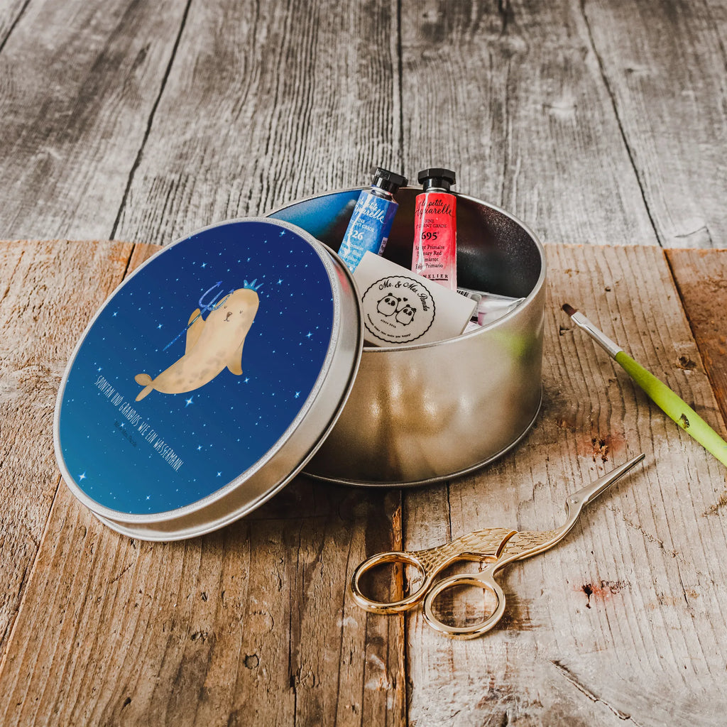 Blechdose rund Sternzeichen Wassermann runde blechdosen, blechdosen, Aufbewahrungsbox, Vorratsdose, gebäckdose, Runde Blechdose, Vorratsdosen, runde keksdosen, geschenkdosen, Blechdose Rund, Keksdose, runddose, Metalldose, Metalldose Rund, Geschenkdose, Dose, metalldosen, Metallbox, metallboxen, Aufbewahrungsdosen, dosen, Aufbewahrungsdose, Blechdose, gebäckdosen, Runde Dose, plätzchendose, runddosen, keksdosen, plätzchendosen, runde keksdose, runde dosen, Sternzeichen, Tierkreiszeichen, Horoskop, Astrologie, Aszendent, Geschenk Februar, Geburtstag Januar, Nix, Meermann, Wassermann Geschenk, Geburtstag Februar, Geschenk Januar, Meer Geschenk, Wassermann Sternzeichen