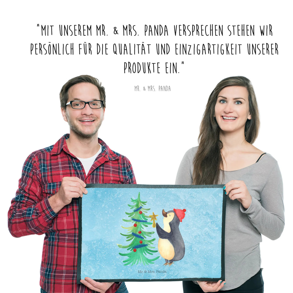 Fußmatte Pinguin Weihnachtsbaum Fußabstreifer, fußmatte, Abtreter, Türvorleger, Fußmatten, Schmutzfangteppich, Sauberlaufmatte, Eingangsmatte, matte haustür, sauberlaufmatten, Fußabtreter, außenmatte, türmatten, Schmutzfangmatte, Eingangsteppich, abstreifer, Fussmatte, hausmatte, Haustürmatte, Türmatte, Schmutzfänger, Abtretmatte, Schmutzmatte, Schuhabstreifer, flurmatte, schmutzfangmatten, Heiligabend, Winter, Advent, Nikolaus, Weihnachtsdeko, Weihnachten, Wintermotiv, Pinguin